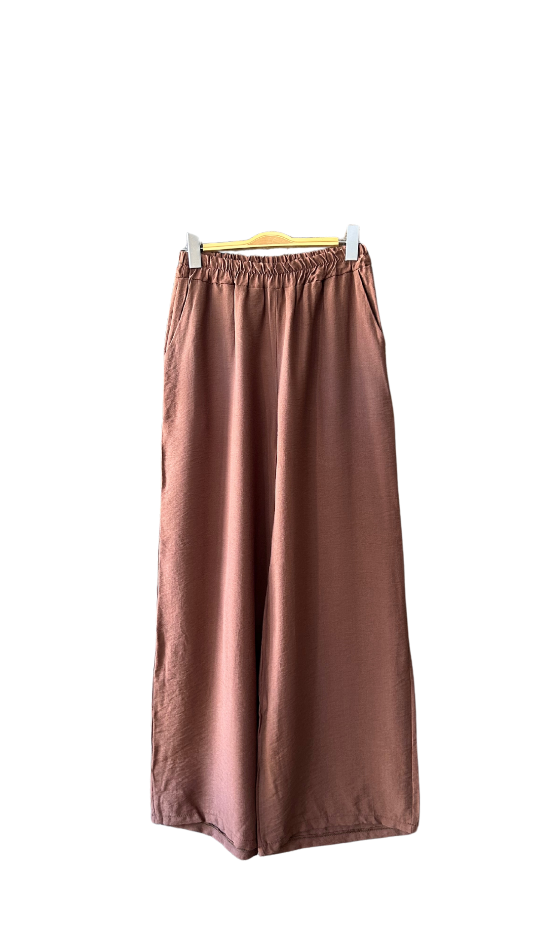 Ensemble pantalon et chemise en viscose couleur chocolat. Confortable et léger, idéal pour un look élégant et décontracté.

Chocolat ou Violet
100% Viscose
Taille Unique