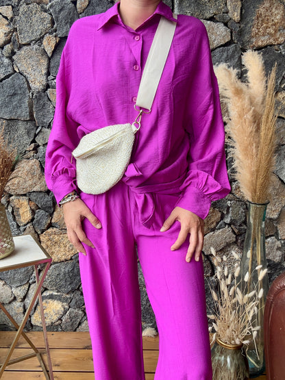 Ensemble pantalon et chemise en viscose couleur violet. Confortable et léger, idéal pour un look élégant et décontracté.

Violet ou Chocolat
100% Viscose
Taille Unique