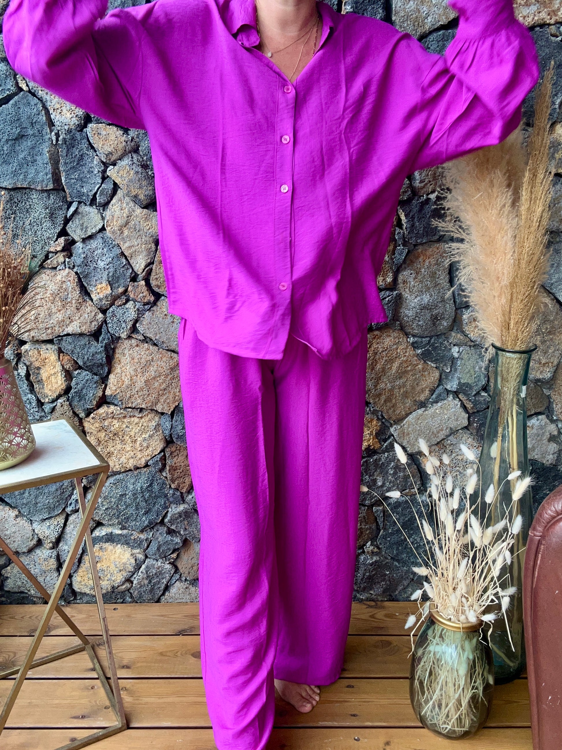 Ensemble pantalon et chemise en viscose couleur violet. Confortable et léger, idéal pour un look élégant et décontracté.

Violet ou Chocolat
100% Viscose
Taille Unique