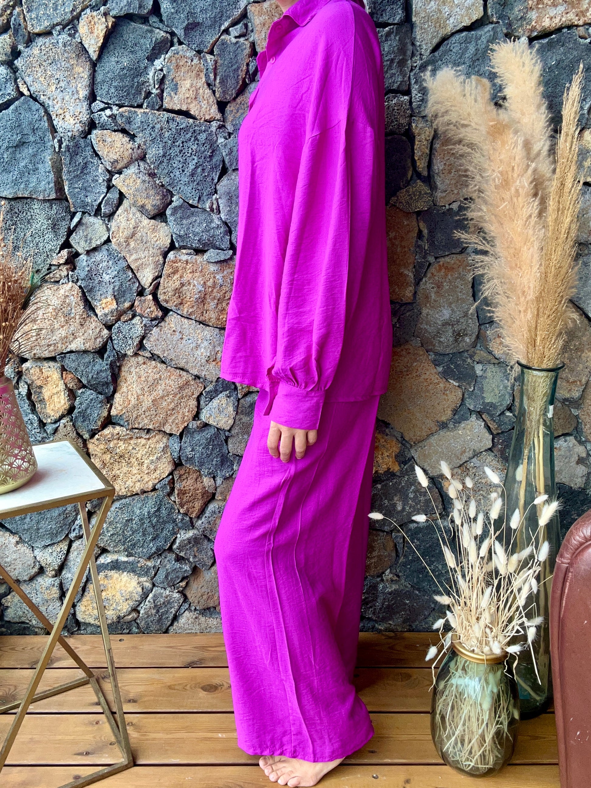 Ensemble pantalon et chemise en viscose couleur violet. Confortable et léger, idéal pour un look élégant et décontracté.

Violet ou Chocolat
100% Viscose
Taille Unique