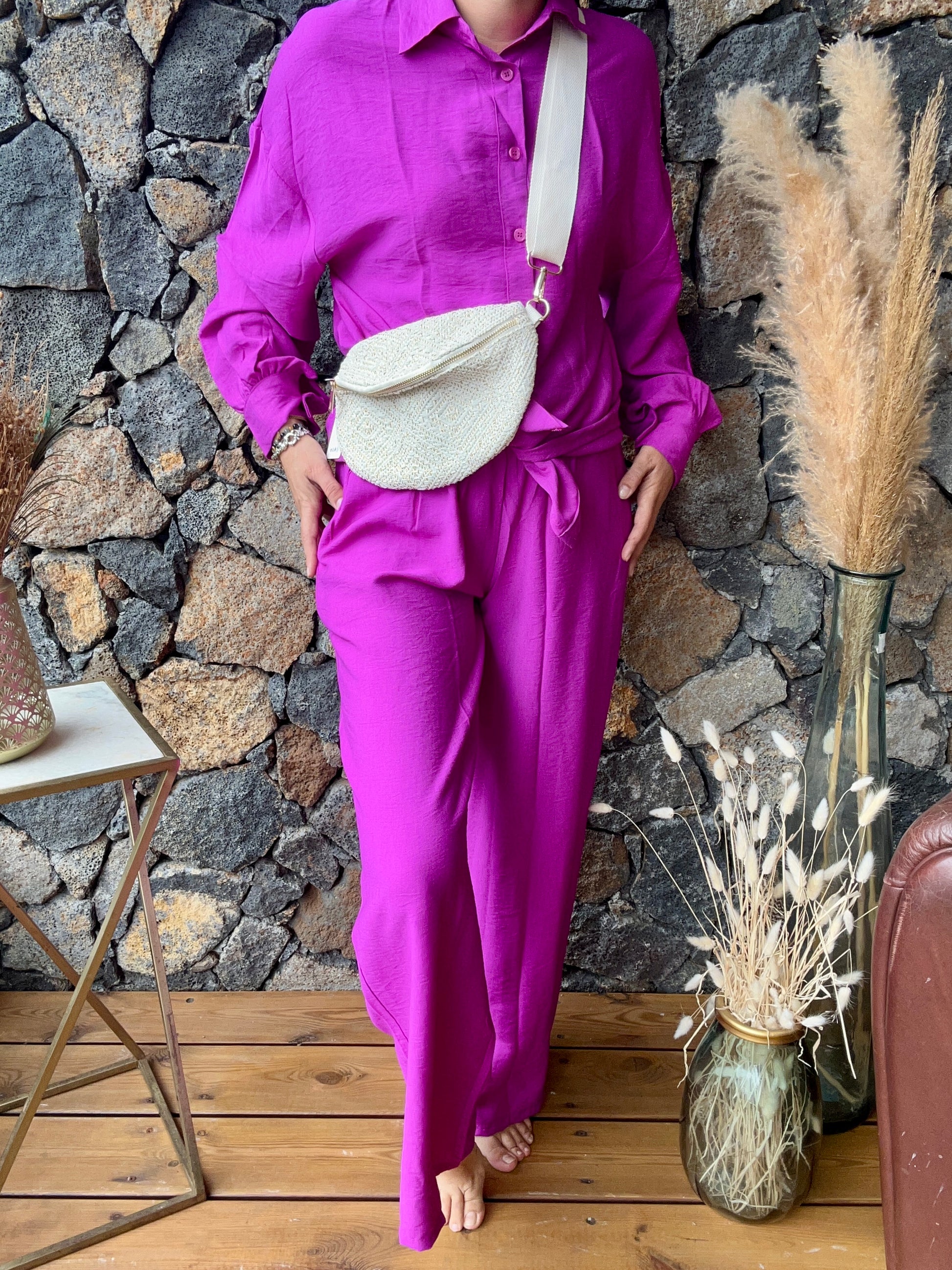 Ensemble pantalon et chemise en viscose couleur violet. Confortable et léger, idéal pour un look élégant et décontracté.

Violet ou Chocolat
100% Viscose
Taille Unique