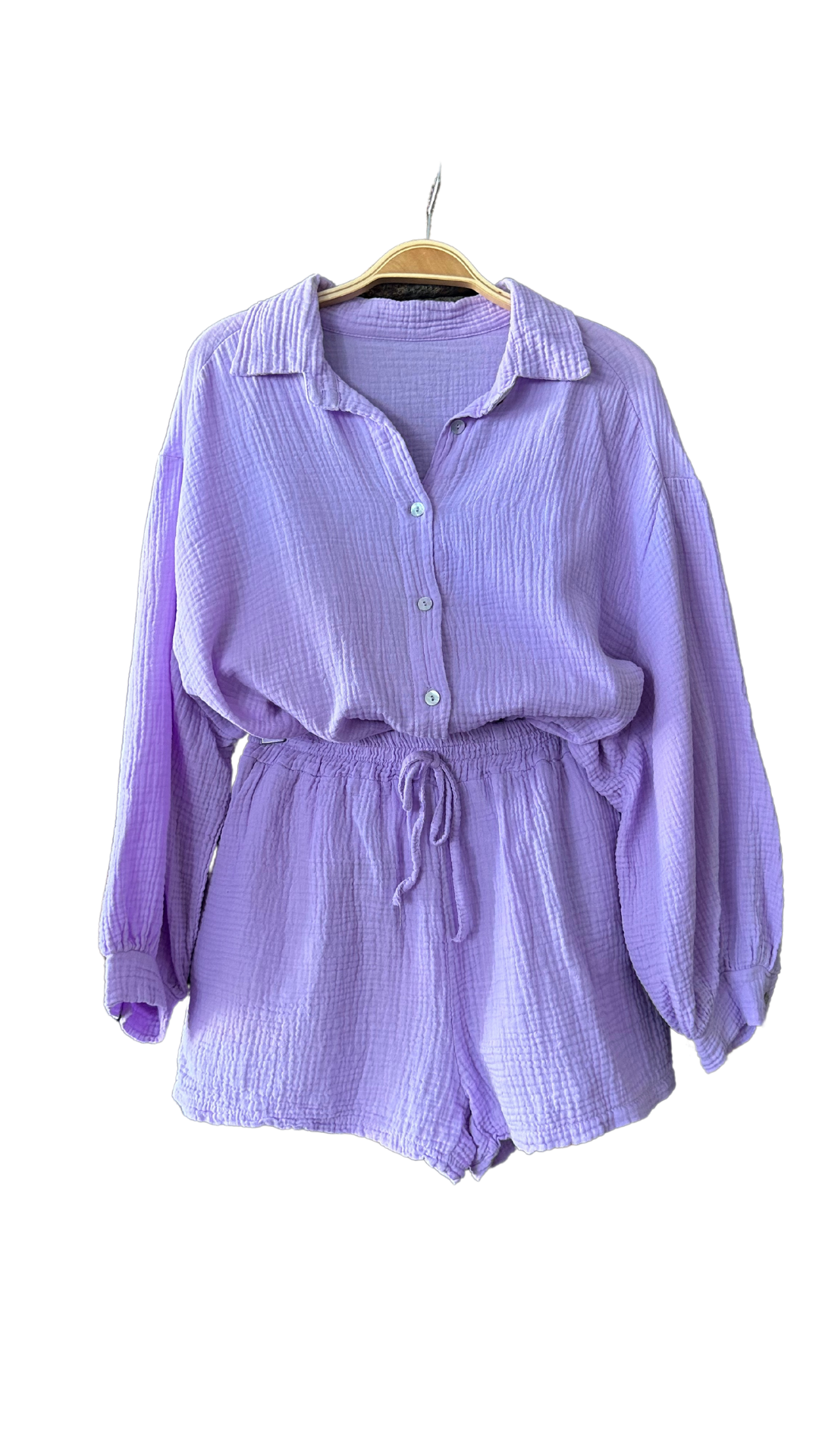 Ensemble chemise à manches longues et short en gaze de coton, de couleur lilas. Léger et confortable, parfait pour un look décontracté et élégant.

100% Gaze de Coton
Taille Unique