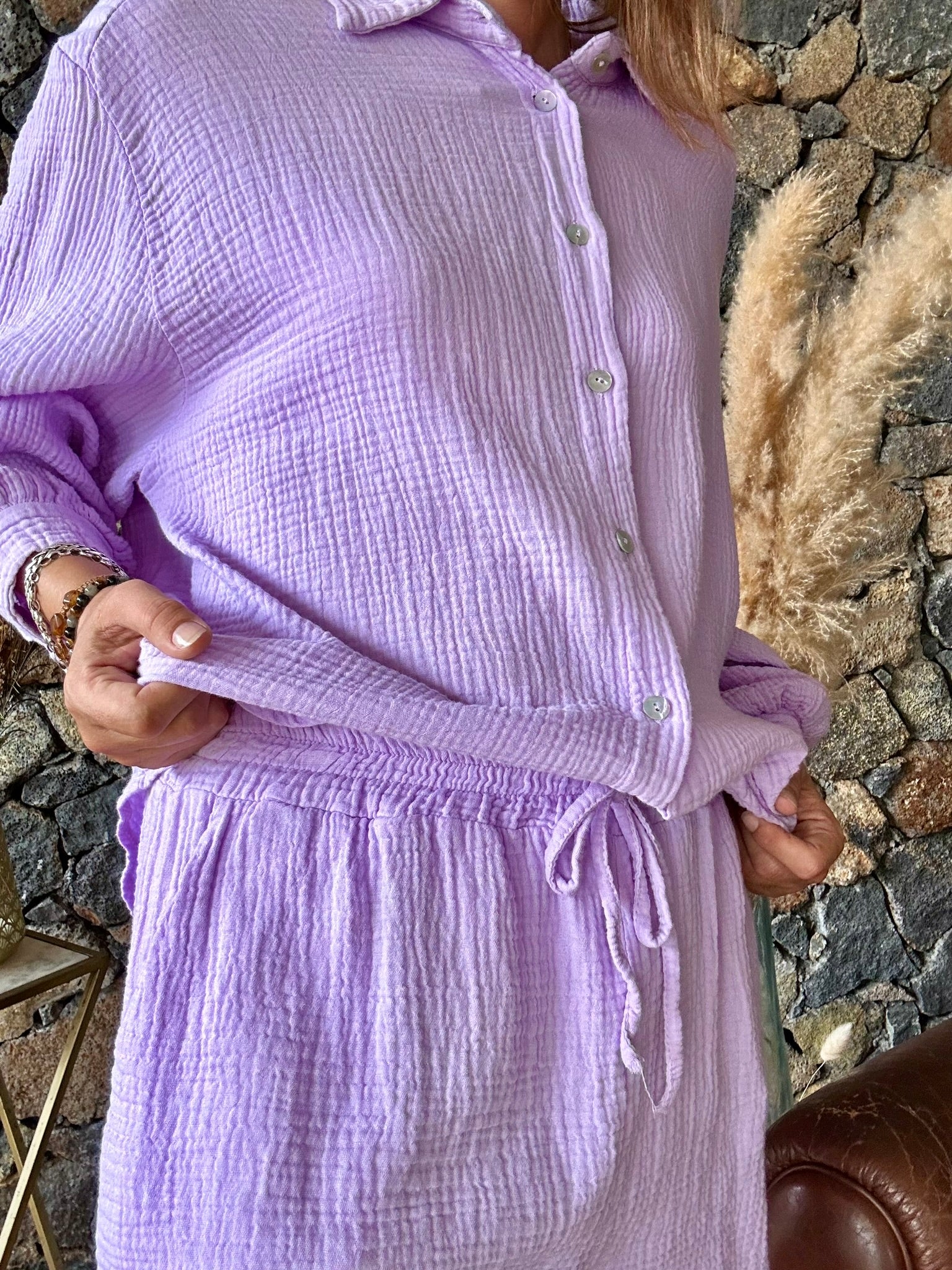 Ensemble chemise à manches longues et short en gaze de coton, de couleur lilas. Léger et confortable, parfait pour un look décontracté et élégant.

100% Gaze de Coton
Taille Unique