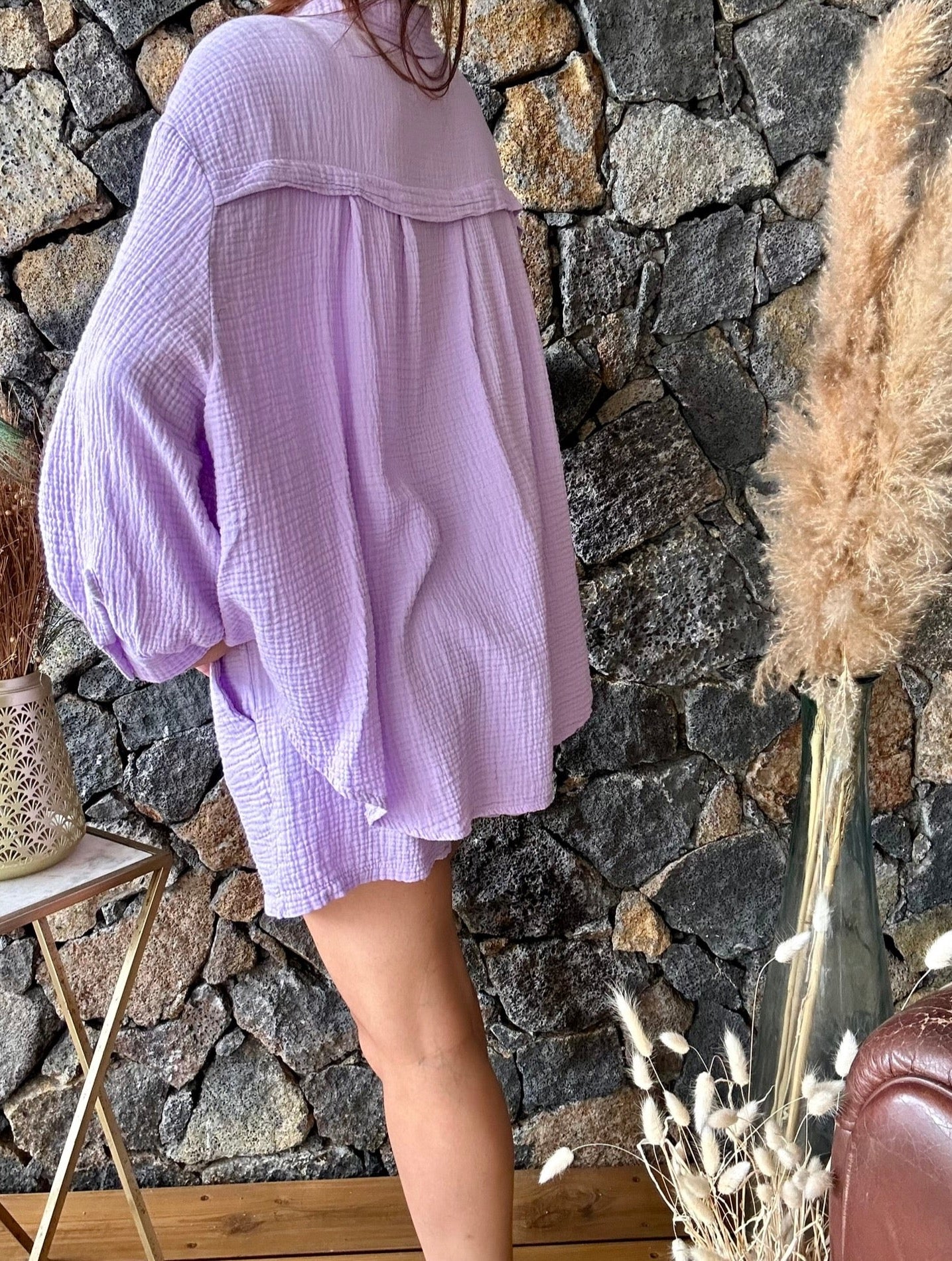 Ensemble chemise à manches longues et short en gaze de coton, de couleur lilas. Léger et confortable, parfait pour un look décontracté et élégant.

100% Gaze de Coton
Taille Unique