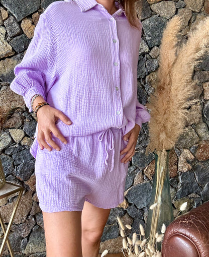 Ensemble chemise à manches longues et short en gaze de coton, de couleur lilas. Léger et confortable, parfait pour un look décontracté et élégant.

100% Gaze de Coton
Taille Unique