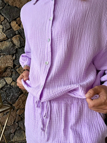 Ensemble chemise à manches longues et short en gaze de coton, de couleur lilas. Léger et confortable, parfait pour un look décontracté et élégant.

100% Gaze de Coton
Taille Unique