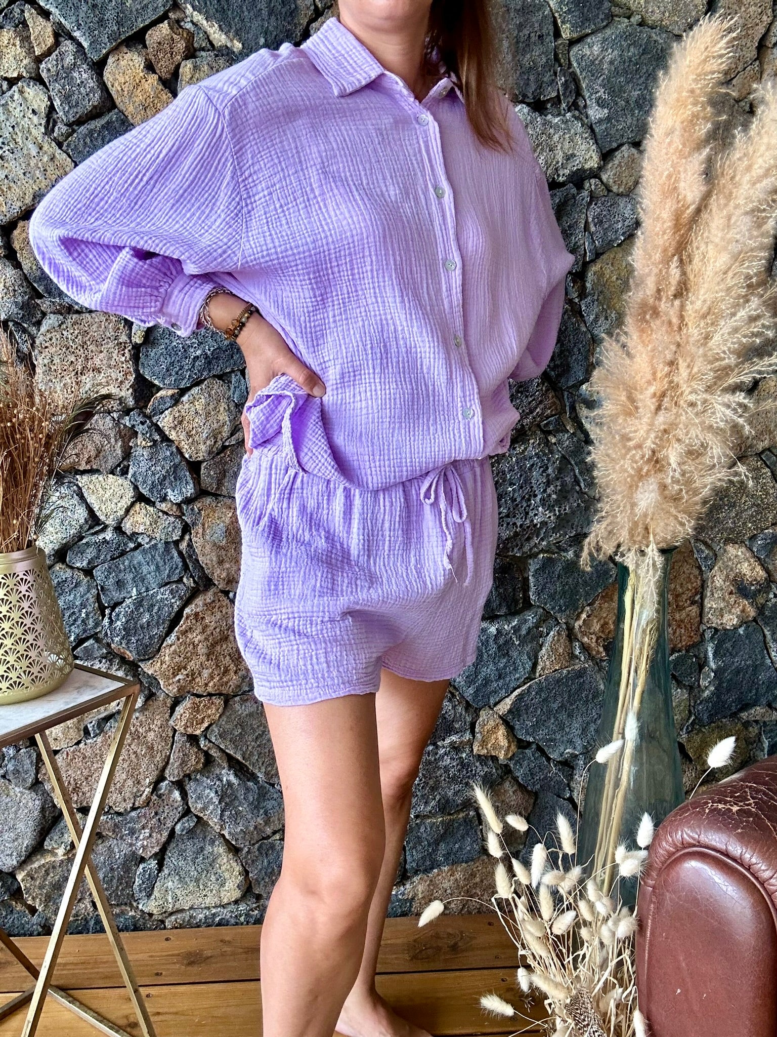 Ensemble chemise à manches longues et short en gaze de coton, de couleur lilas. Léger et confortable, parfait pour un look décontracté et élégant.

100% Gaze de Coton
Taille Unique