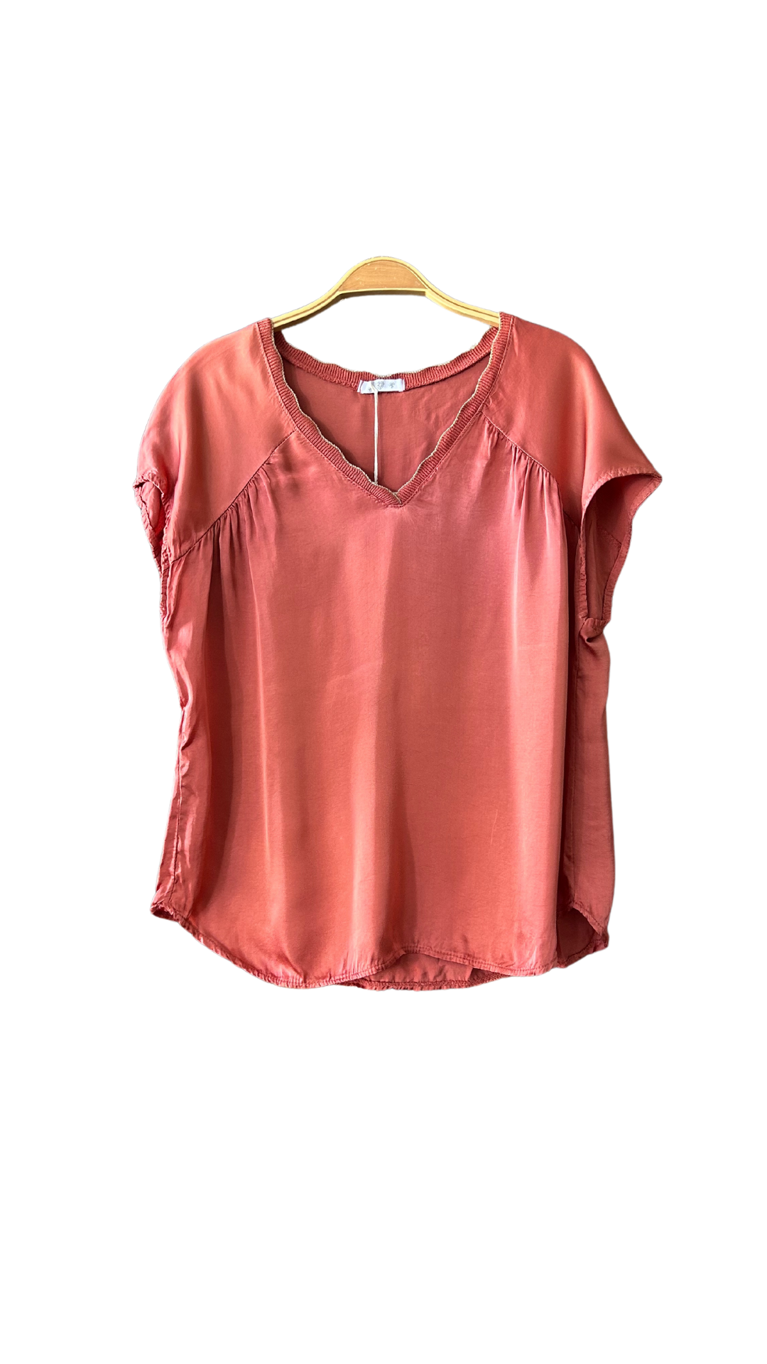 Ensemble terracotta : tee-shirt et pantalon en viscose-soie avec liseré doré.