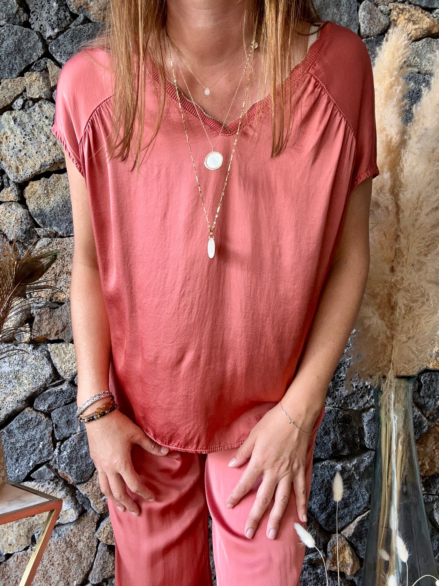 Élégant ensemble terracotta en viscose-soie, tee-shirt et pantalon avec liseré doré.