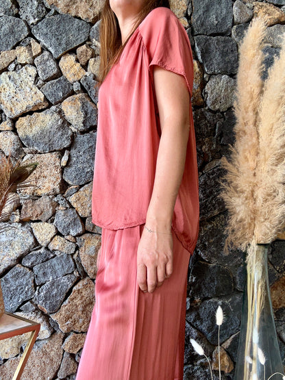 Découvrez notre ensemble terracotta avec tee-shirt et pantalon en viscose-soie, liseré doré.