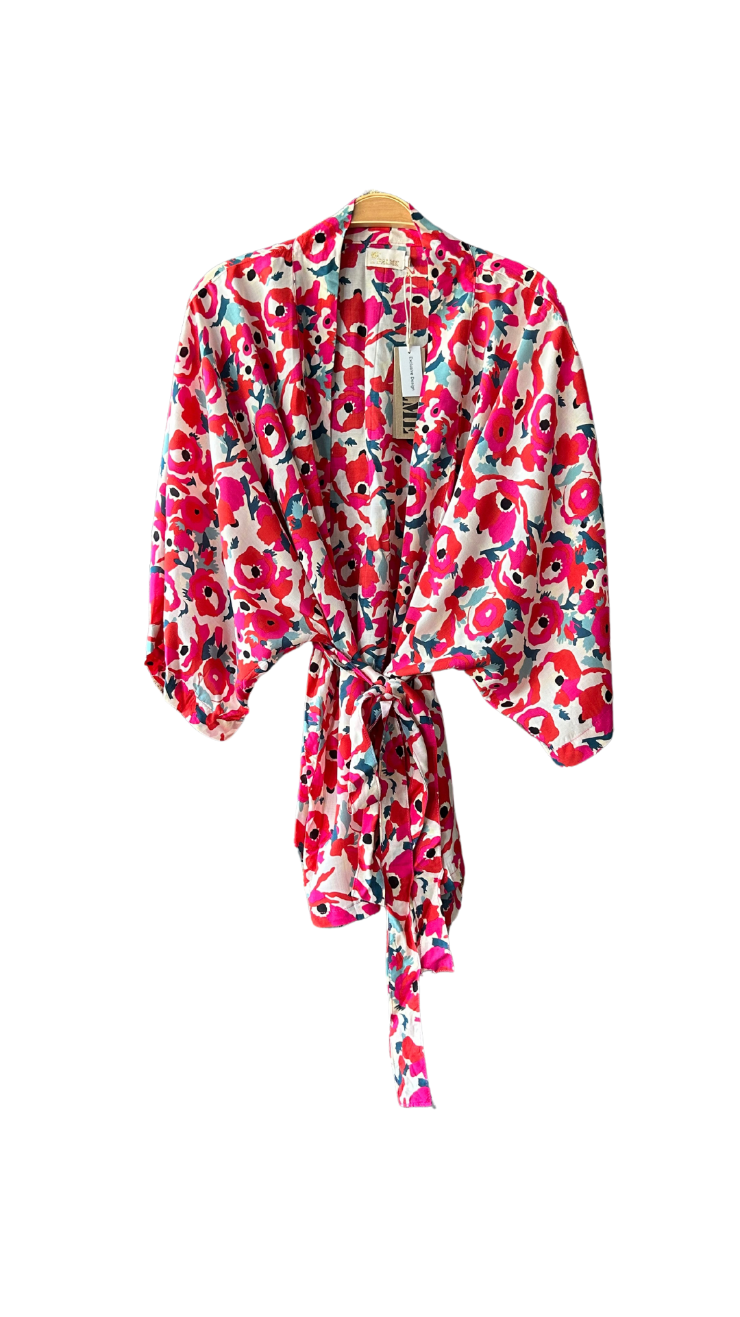 Découvrez notre kimono fleuri avec ceinture amovible, parfait pour toutes les occasions. Achetez en boutique réunionnaise en ligne.