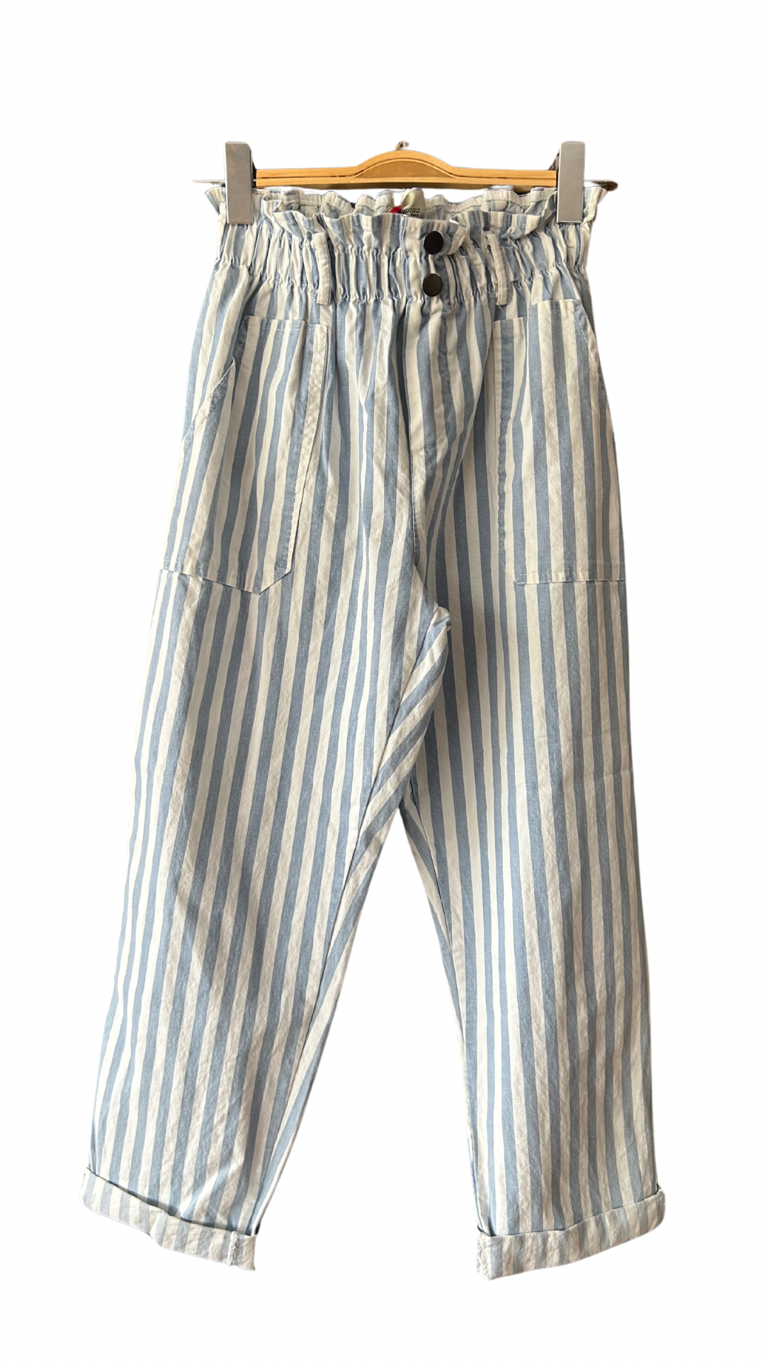 Pantalon à rayures bleu ciel et blanc, coupe Mom élégante. Disponible en boutique en ligne 974 avec livraison gratuite au showroom.