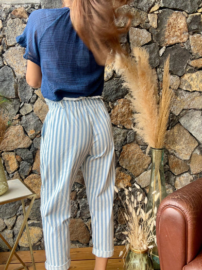 Découvrez notre pantalon rayé bleu ciel et blanc, coupe Mom moderne. Mode responsable en boutique réunionnaise en ligne avec livraison rapide.