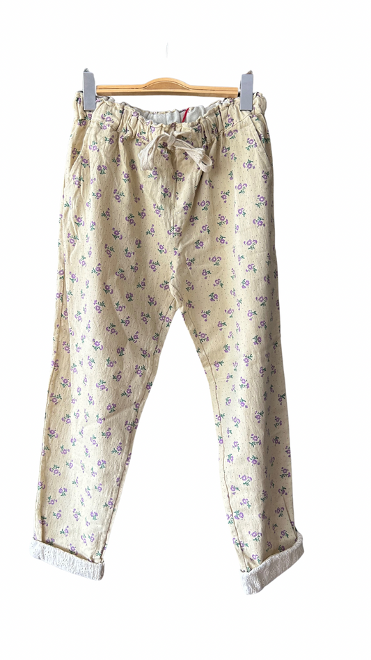 Pantalon fleuri violet, coupe Mom moderne avec taille élastique. Mode responsable disponible en boutique en ligne 974 avec livraison gratuite au showroom.