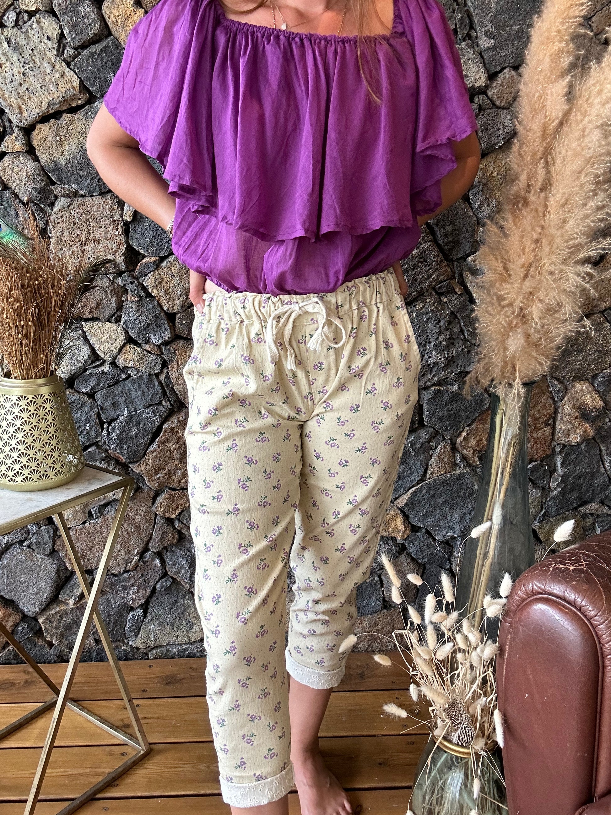 Découvrez notre pantalon fleuri violet avec coupe Mom. Achetez en ligne sur notre boutique réunionnaise, mode durable avec livraison gratuite au showroom.