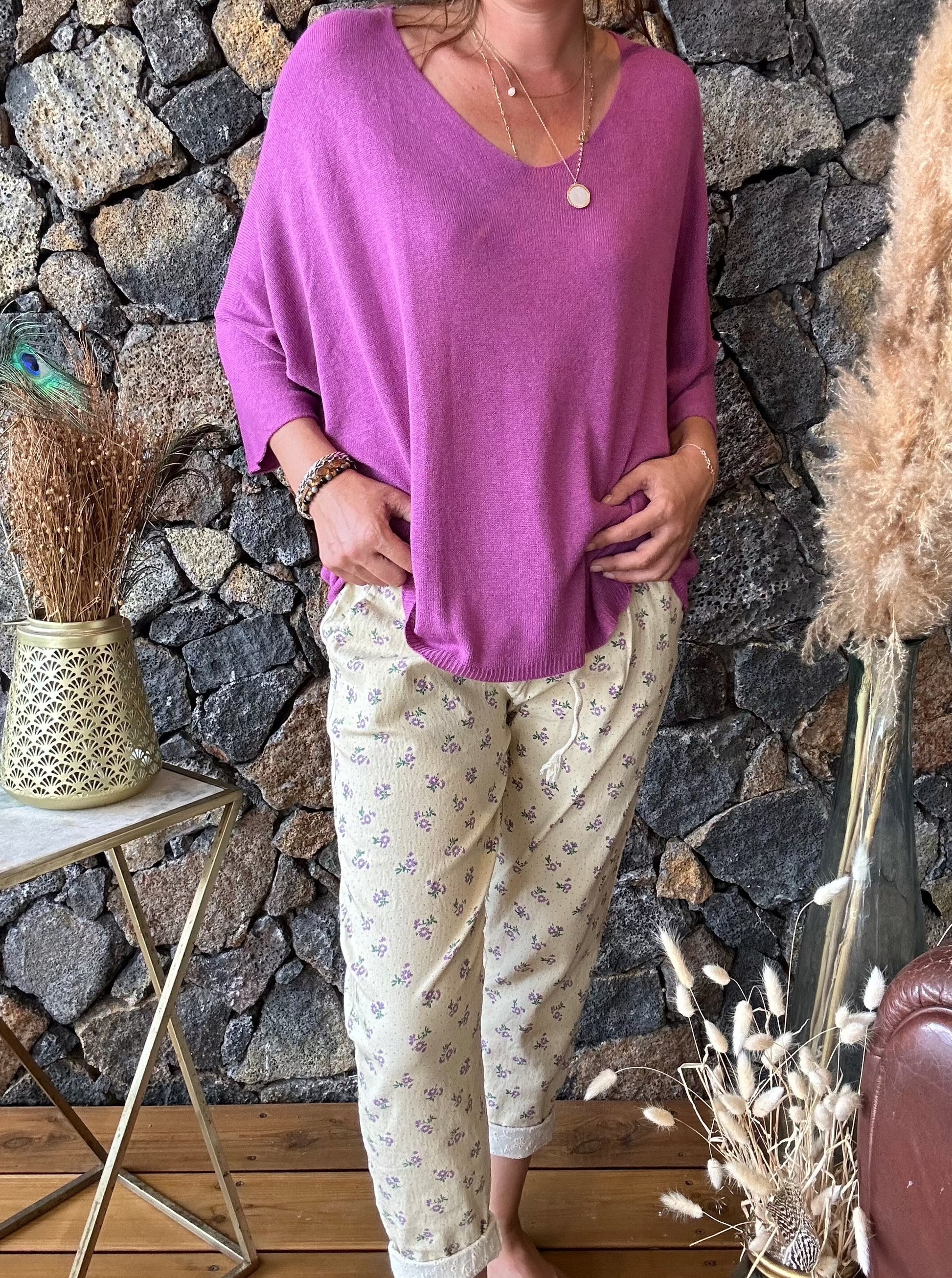 Pantalon fleuri violet moderne, coupe Mom pour un style pratique. Mode durable disponible en boutique en ligne 974, avec livraison gratuite au showroom.