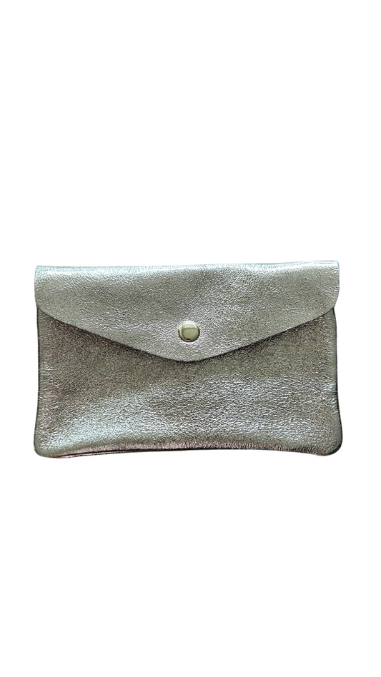 Porte-monnaie léopard doré en cuir, taille médium avec fermeture à pression et zip intérieur. Disponible sur notre boutique en ligne 974. Mode durable et responsable avec livraison gratuite au showroom.