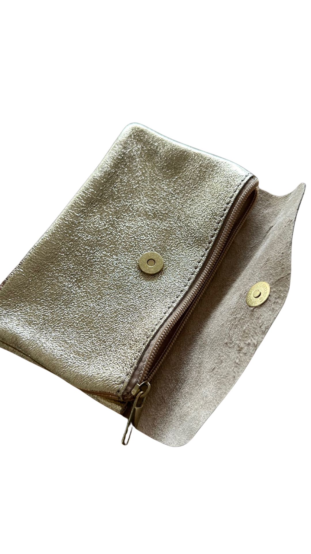 Découvrez notre porte-monnaie léopard doré en cuir, élégant et pratique. Achetez en ligne sur notre concept store réunionnais pour une mode responsable avec livraison gratuite au showroom.