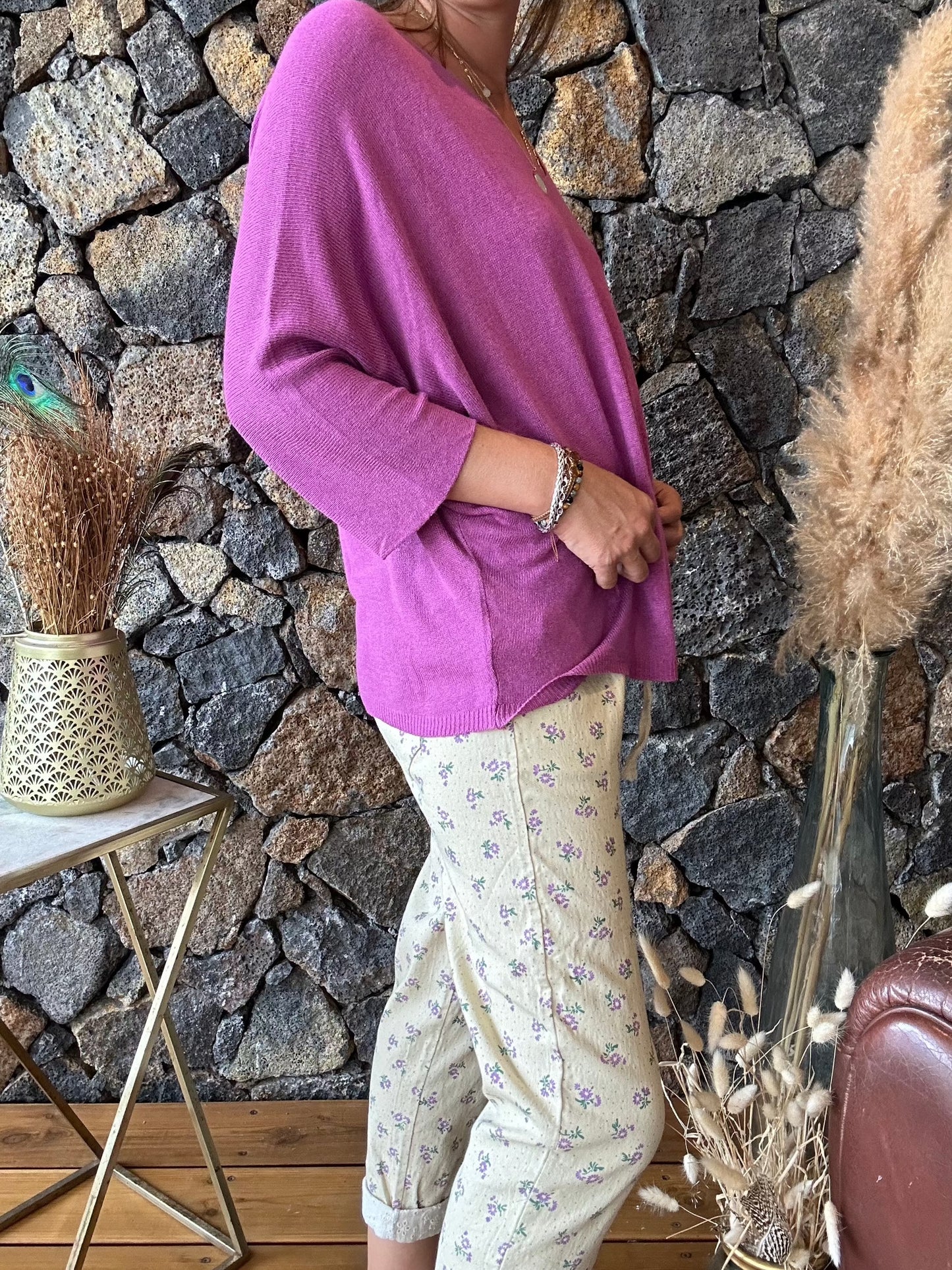 Optez pour le pull oversize violet en fibre viscose, parfait pour un style sophistiqué. Disponible sur notre boutique en ligne à la Réunion, avec livraison gratuite au showroom 