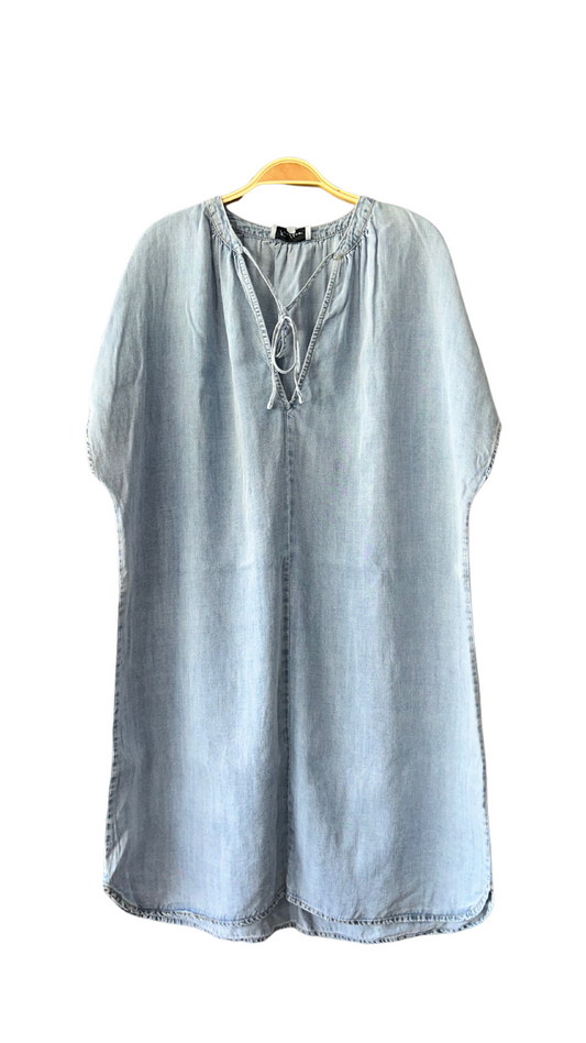 Découvrez notre robe courte en lyocell bleu jean avec encolure ajustable, disponible sur notre boutique en ligne île de la Réunion. Profitez de la livraison gratuite au showroom pour un look casual chic.