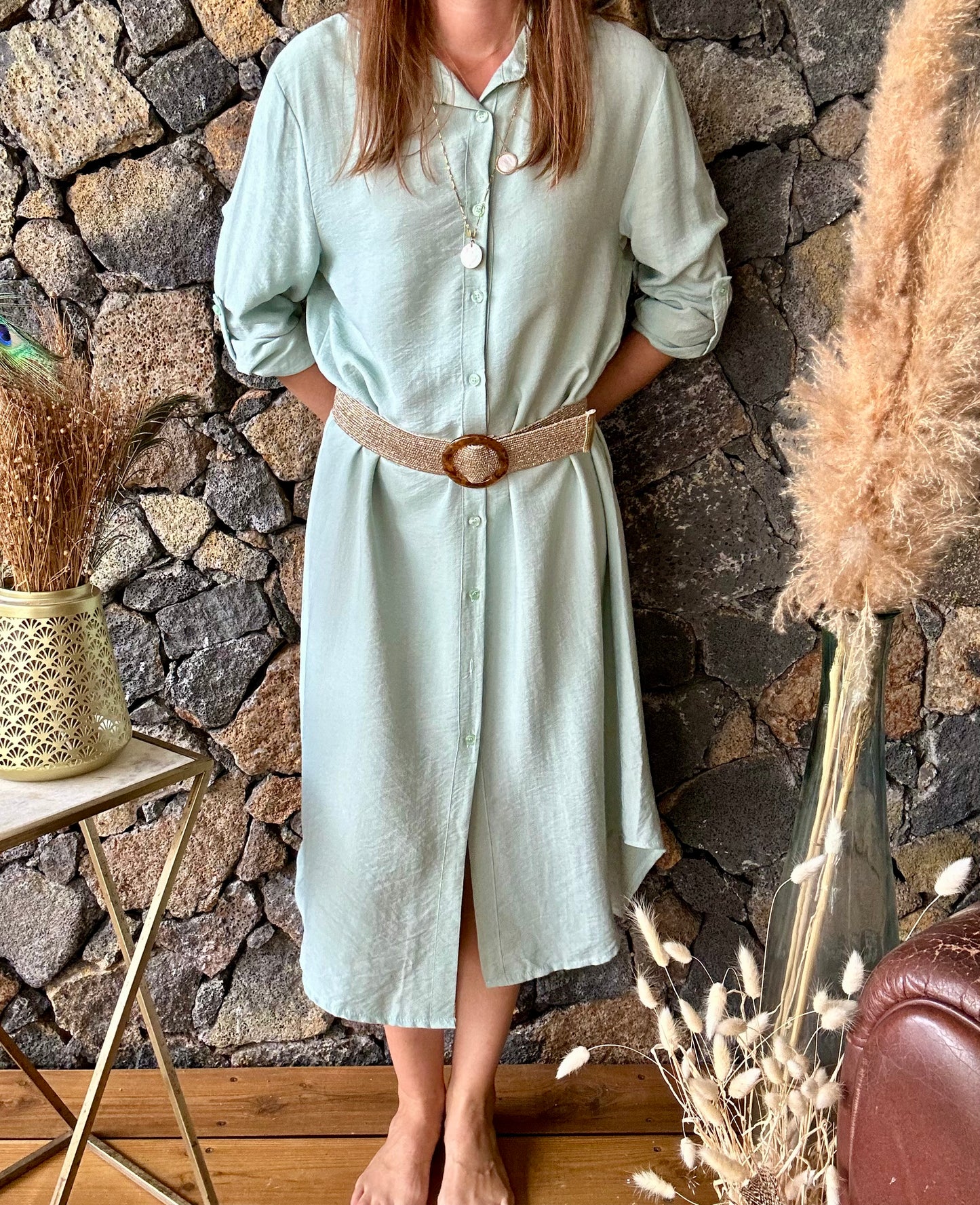 écouvrez notre robe chemise longue en vert d'eau, avec manches ajustables, disponible dans notre boutique en ligne. Conçue en fibre viscose, elle allie élégance et confort. Livraison gratuite au showroom et à domicile pour les achats de 100€ et plus. Mode responsable à La Réunion.