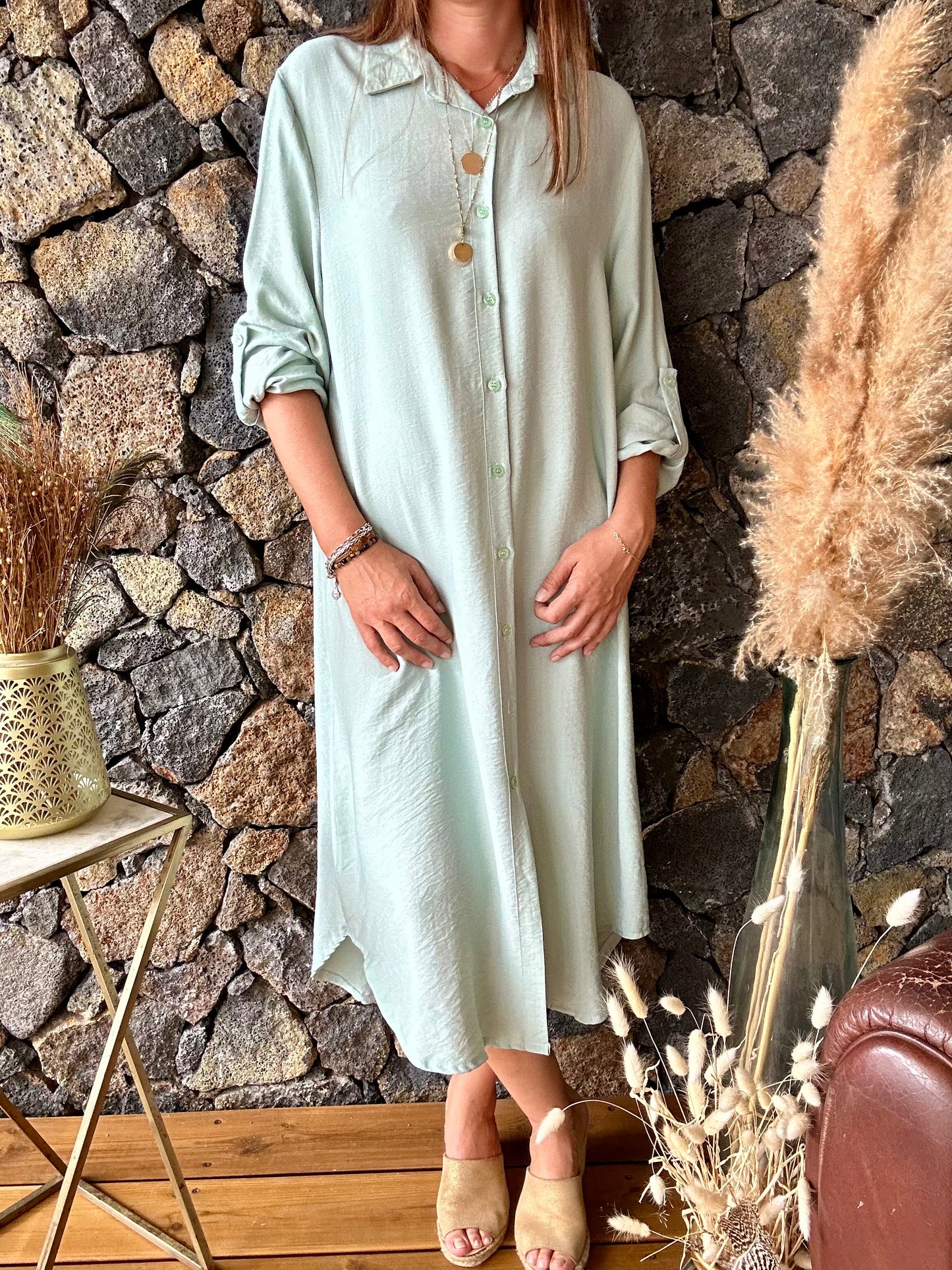 En ligne sur notre boutique 974, cette robe chemise longue en vert d'eau est fabriquée en fibre viscose pour une élégance naturelle. Profitez de la livraison gratuite au showroom et à domicile pour tout achat supérieur à 100€. Mode durable et pratique à La Réunion.