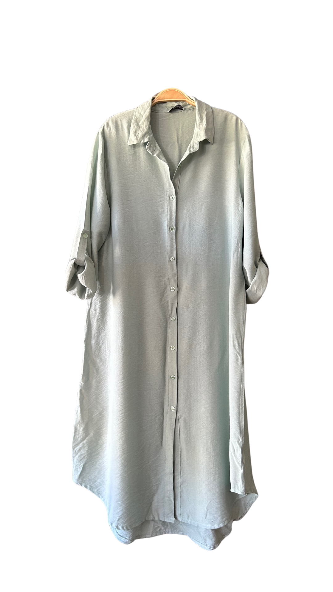 écouvrez notre robe chemise longue boutonnée en vert d'eau, avec manches 3/4 ajustables. Disponible sur notre boutique en ligne sur l'île de La Réunion, ce vêtement en fibre viscose allie élégance et confort. Livraison gratuite au showroom et à domicile à partir de 100€ d'achat. Mode responsable et rapide.