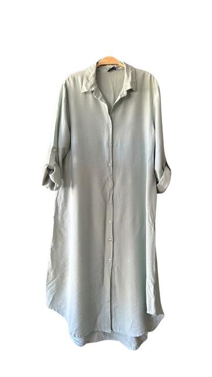 écouvrez notre robe chemise longue boutonnée en vert d'eau, avec manches 3/4 ajustables. Disponible sur notre boutique en ligne sur l'île de La Réunion, ce vêtement en fibre viscose allie élégance et confort. Livraison gratuite au showroom et à domicile à partir de 100€ d'achat. Mode responsable et rapide.