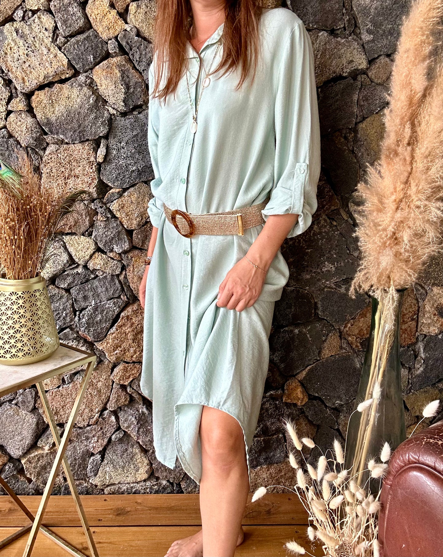 Robe chemise longue vert d'eau, avec manches 3/4 ajustables, disponible en ligne. Fabriquée en fibre viscose, elle offre un confort exceptionnel. Livraison rapide et gratuite au showroom ou à domicile à partir de 100€ d'achat sur notre boutique en ligne à La Réunion.