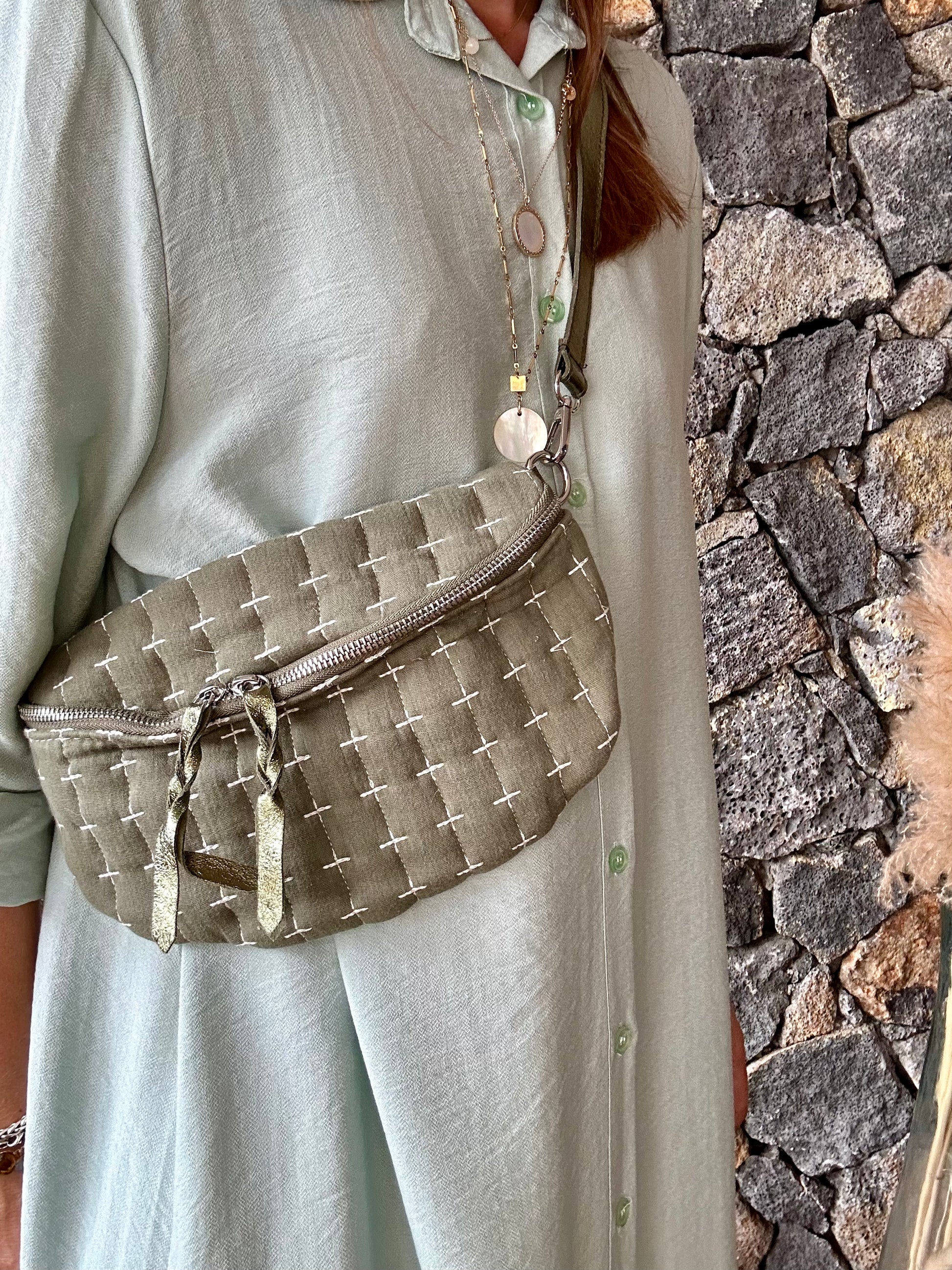 Explorez notre robe chemise longue vert d'eau, idéale pour un look chic et pratique. Disponible sur notre boutique en ligne à La Réunion, en fibre viscose. Livraison gratuite au showroom et à domicile dès 100€ d'achat. Achetez maintenant pour une mode responsable.