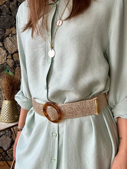 Robe chemise longue en vert d'eau, dotée de manches 3/4 ajustables, parfaite pour toutes les occasions. Achetez en ligne dans notre concept store 974. Livraison gratuite au showroom et à domicile dès 100€ d'achat. Vêtement en fibre viscose pour un style chic et responsable.