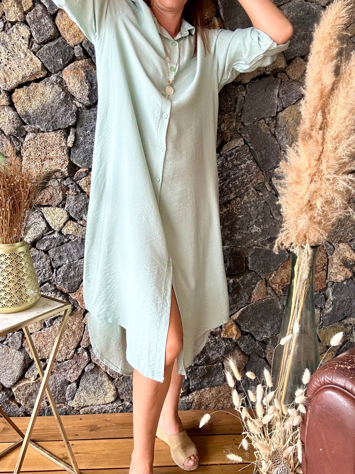 Découvrez notre robe chemise longue en fibre viscose vert d'eau avec manches 3/4 ajustables, disponible en ligne sur notre boutique à La Réunion. Mode responsable avec livraison rapide et gratuite au showroom ou à domicile à partir de 100€ d'achat.