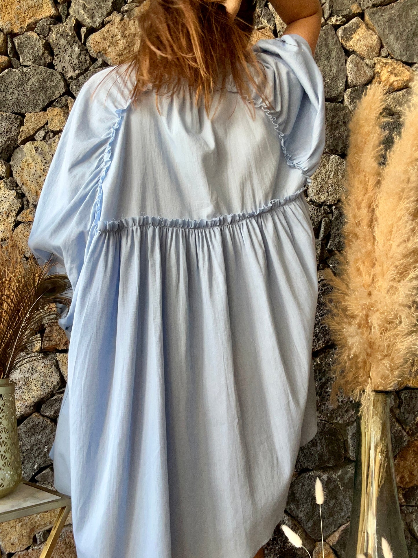 Découvrez notre robe oversize en coton bleu ciel avec col Mao, un indispensable de la collection été dans notre concept store 974 en ligne. Livraison gratuite à partir de 100€ d'achat.