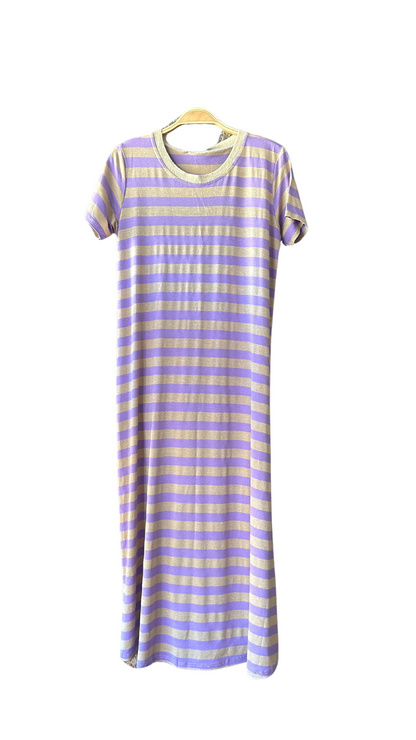 Robe longue à rayures dorées et lilas, en fibre viscose, idéale pour un look chic. Disponible en ligne sur notre boutique à l'île de la Réunion. Livraison gratuite à partir de 100€ d'achat. Découvrez notre concept store 974 pour une mode responsable.