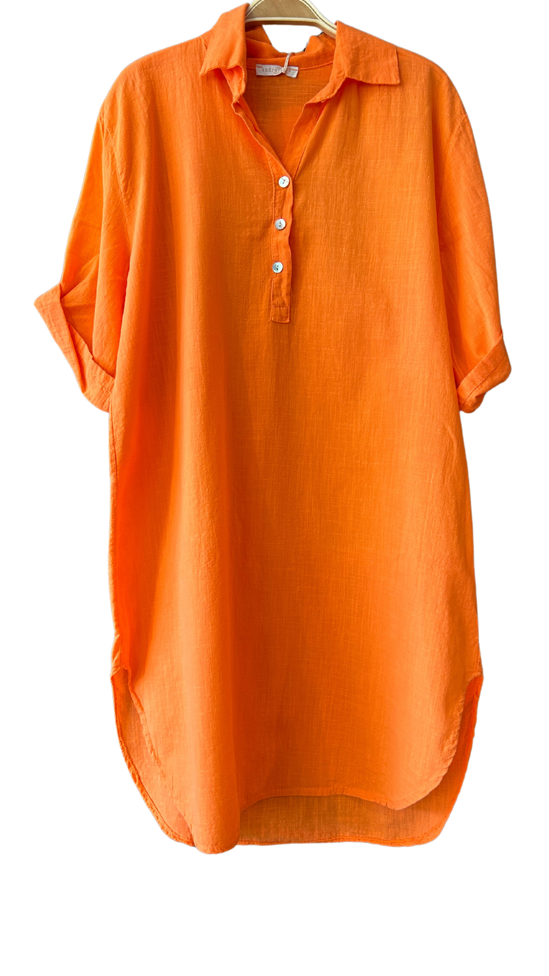 Craquez pour notre robe chemise en lin orange, parfaite pour l'été. Disponible sur notre boutique en ligne à La Réunion, profitez de la livraison gratuite au showroom ou à domicile dès 100€ d'achat. Mode responsable et élégance assurée !