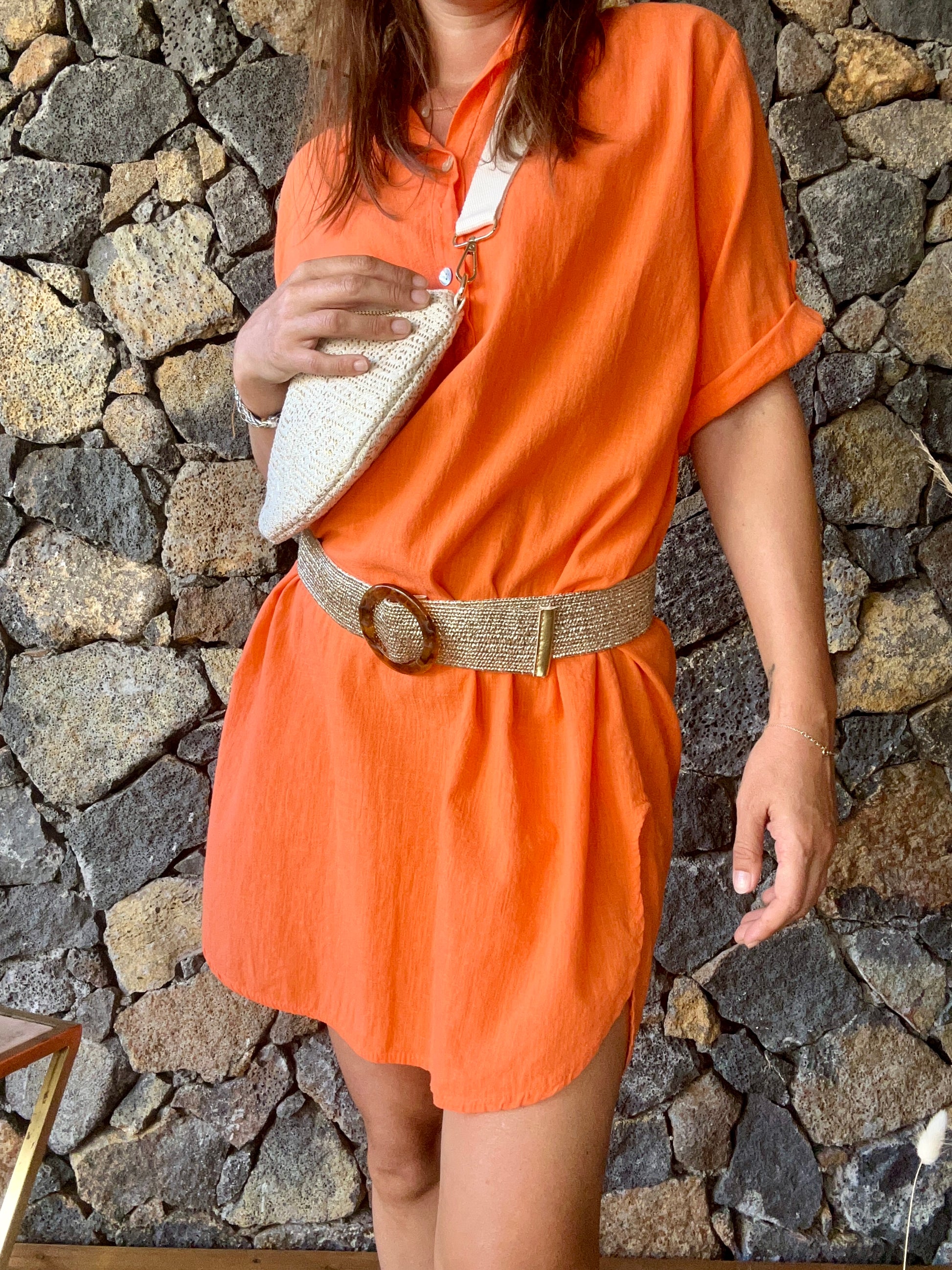 Découvrez notre robe chemise en lin orange - Collection Été, disponible dans notre boutique en ligne sur l’île de La Réunion. Profitez de la livraison gratuite au showroom pour un achat responsable en fibre naturelle.