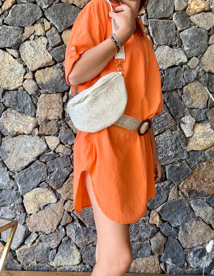 Adoptez un style chic et responsable avec notre robe chemise en lin orange. Vente en ligne à La Réunion avec livraison rapide et gratuite au showroom ou à domicile dès 100€ d'achat.