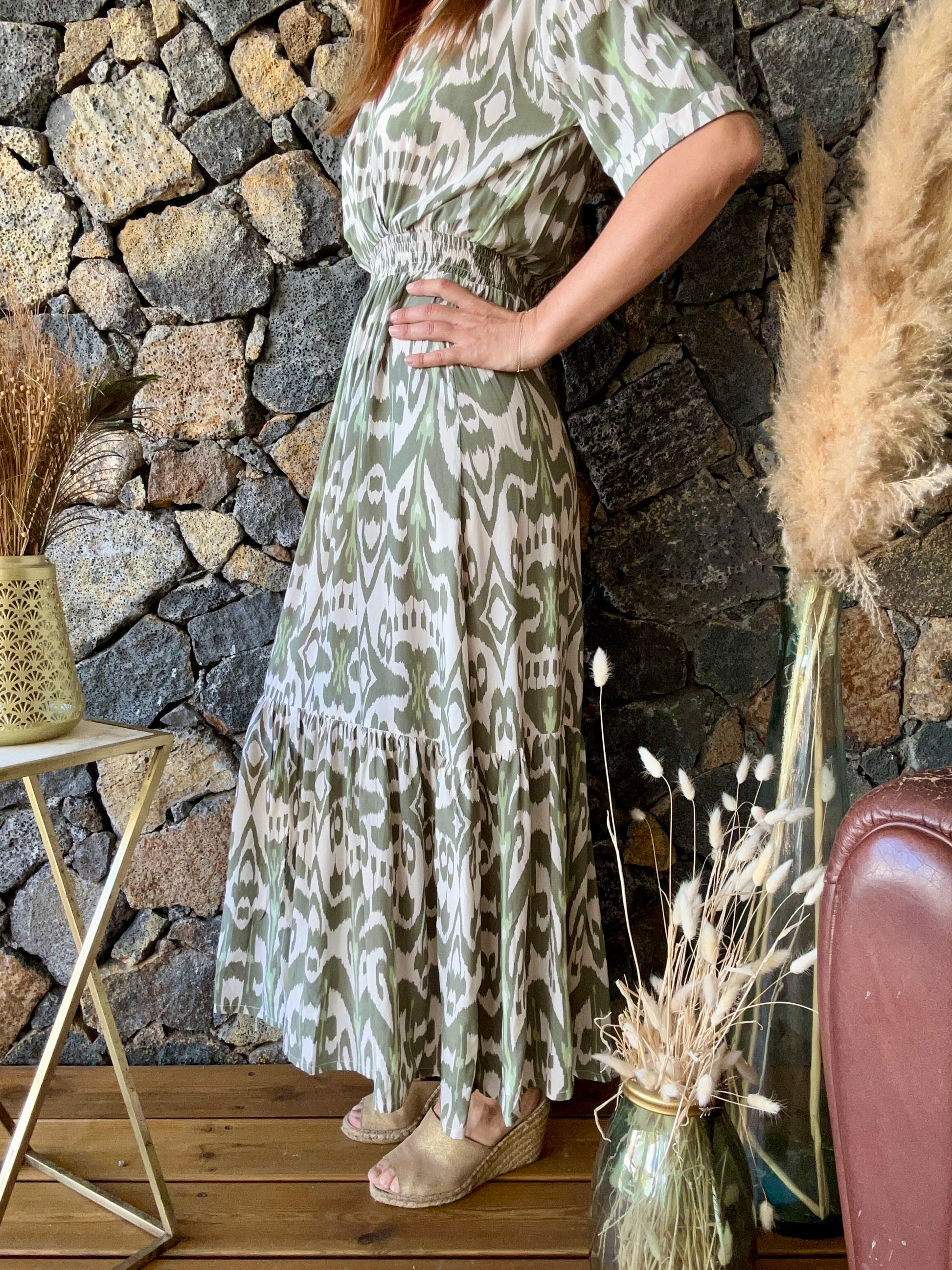 Ajoutez une touche d'élégance à votre garde-robe avec cette robe longue verte et blanche, disponible en vente en ligne à La Réunion. Livraison rapide et gratuite au showroom.