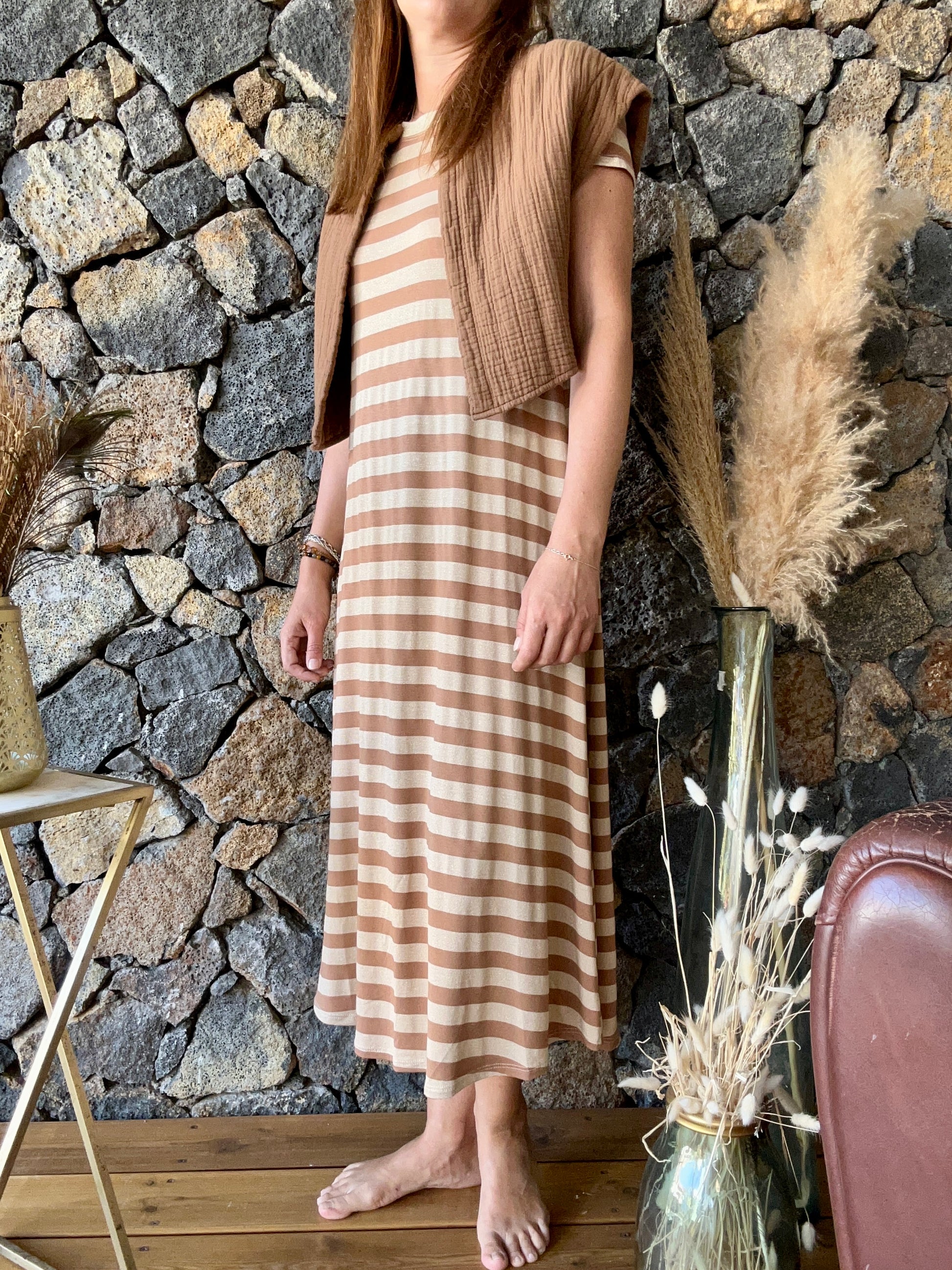 doptez la tendance avec notre robe longue à rayures dorées et marron, confectionnée en fibre viscose. Disponible sur notre concept store 974 en ligne. Livraison rapide et gratuite au showroom, ou livraison à domicile gratuite dès 100€ d'achat sur l'île de la Réunion.