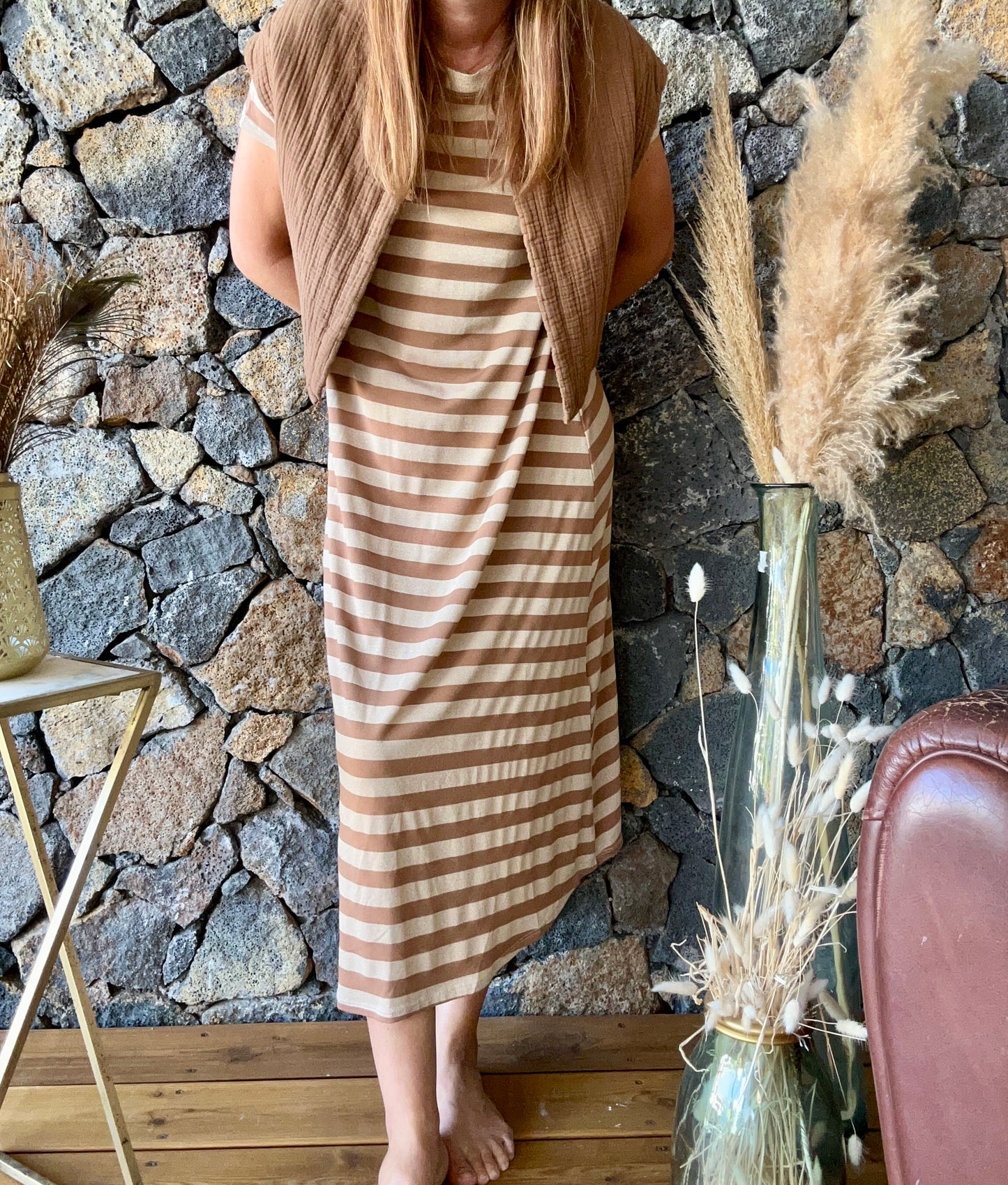 Robe longue à rayures dorées et marron avec manches courtes, en fibre viscose, disponible dans notre boutique en ligne. Profitez de la livraison rapide et gratuite au showroom sur l'île de la Réunion. Livraison à domicile gratuite pour les achats supérieurs à 100€.