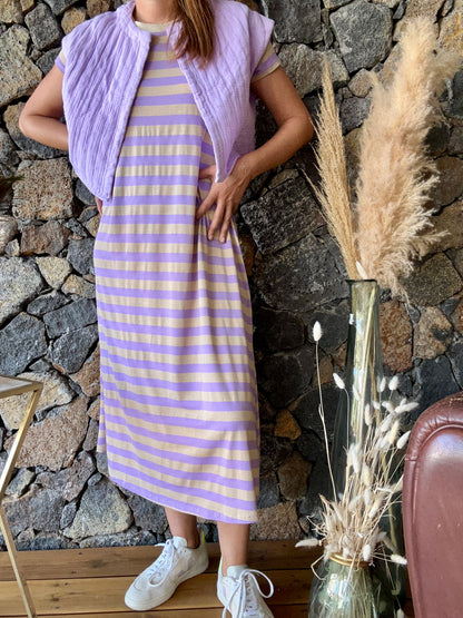 Robe longue à rayures dorées et marron, en fibre viscose, disponible sur notre boutique en ligne. Livraison rapide et gratuite au showroom ou à domicile dès 100€ d'achat. Découvrez notre mode responsable et élégante sur l'île de la Réunion.