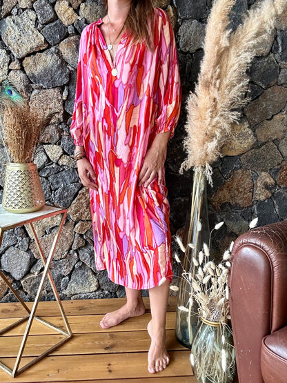 Robe loose longue multicolore avec col Mao en fibre viscose, pour un style décontracté et chic. Achetez en ligne sur notre boutique de l'île de la Réunion. Livraison gratuite au showroom et à domicile à partir de 100€ d'achat.