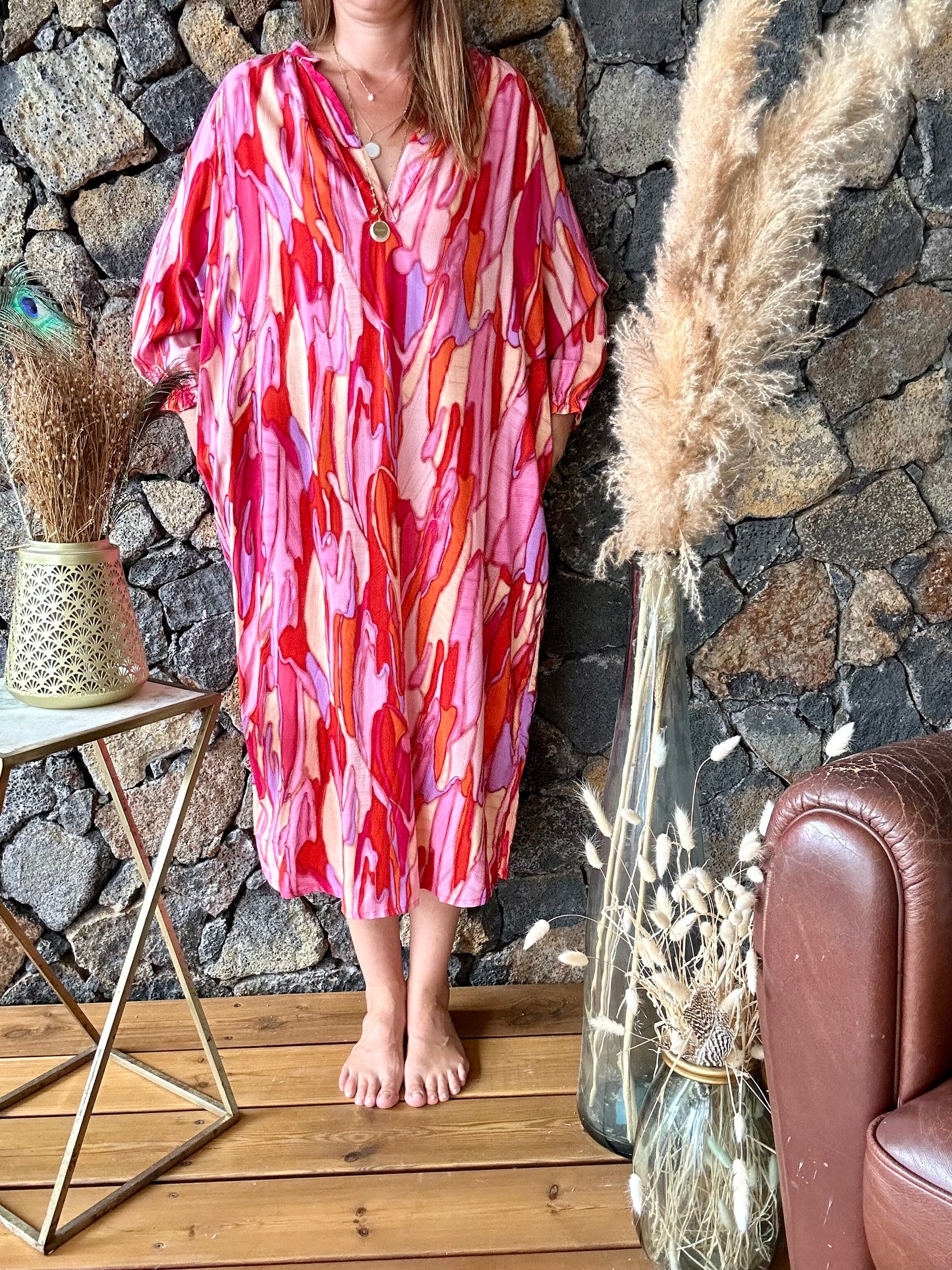 Robe loose longue multicolore avec col Mao, en fibre viscose, maintenant disponible sur notre boutique en ligne. Achetez dès maintenant pour profiter de la livraison gratuite au showroom et à domicile à partir de 100€ d'achat.