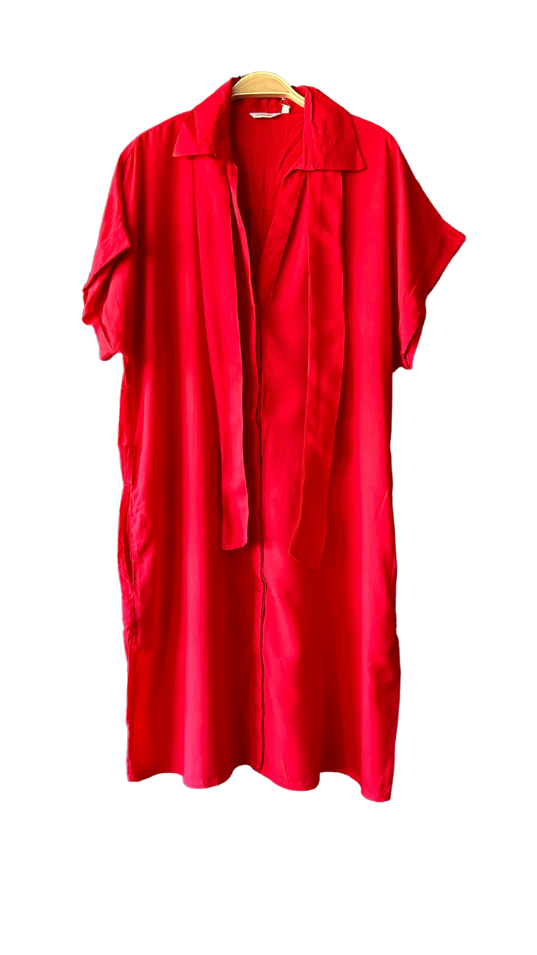 Découvrez notre robe légère rouge avec ceinture polyvalente, confectionnée en fibre viscose, disponible en ligne. Livraison gratuite à partir de 100€ d'achat. Boutique en ligne sur île de la Réunion avec mode responsable et concept store 974 en ligne.