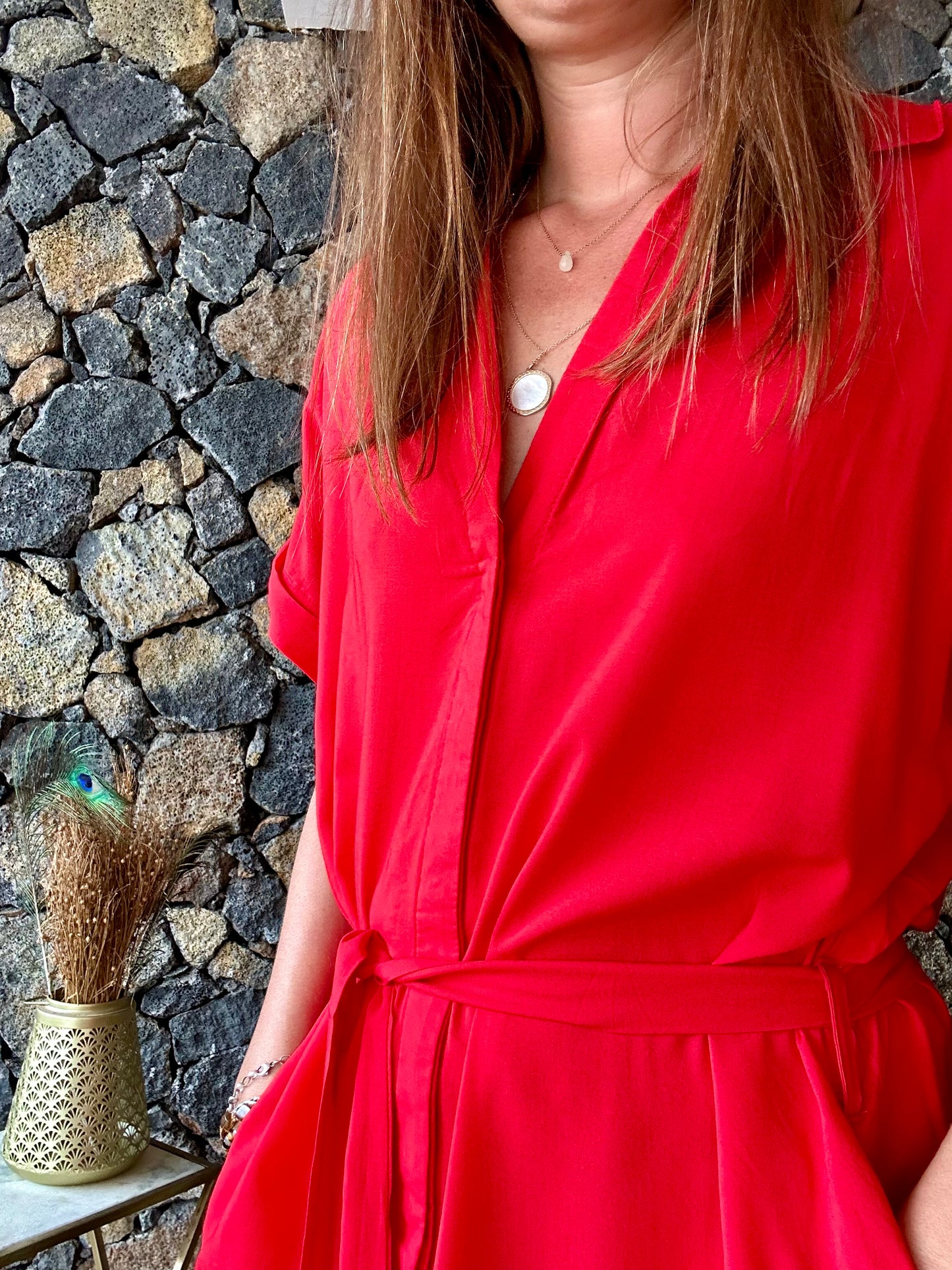 Robe en Viscose Rouge – l'essentiel mode pour une allure audacieuse. Confectionnée en fibre semi-naturelle, elle est parfaite pour un style éthique. Profitez de la livraison rapide et gratuite à La Réunion via notre vente en ligne.