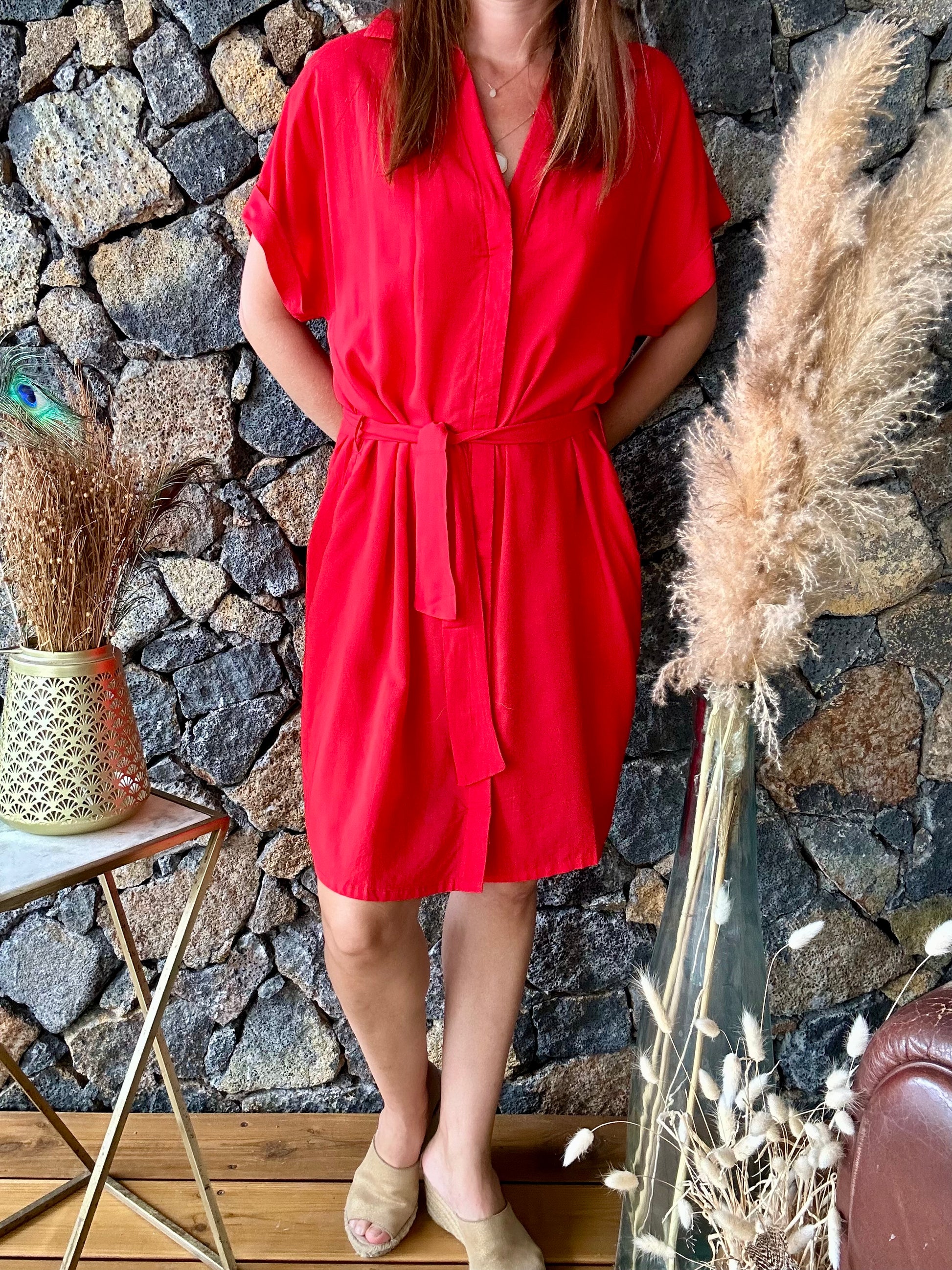 Robe Rouge Viscose sur notre boutique en ligne à l'île de La Réunion. Optez pour un vêtement mode responsable, conçu en fibre semi-naturelle. Livraison gratuite au showroom ou à domicile dès 100€ d'achat. Disponible sur notre concept store 974 en ligne.