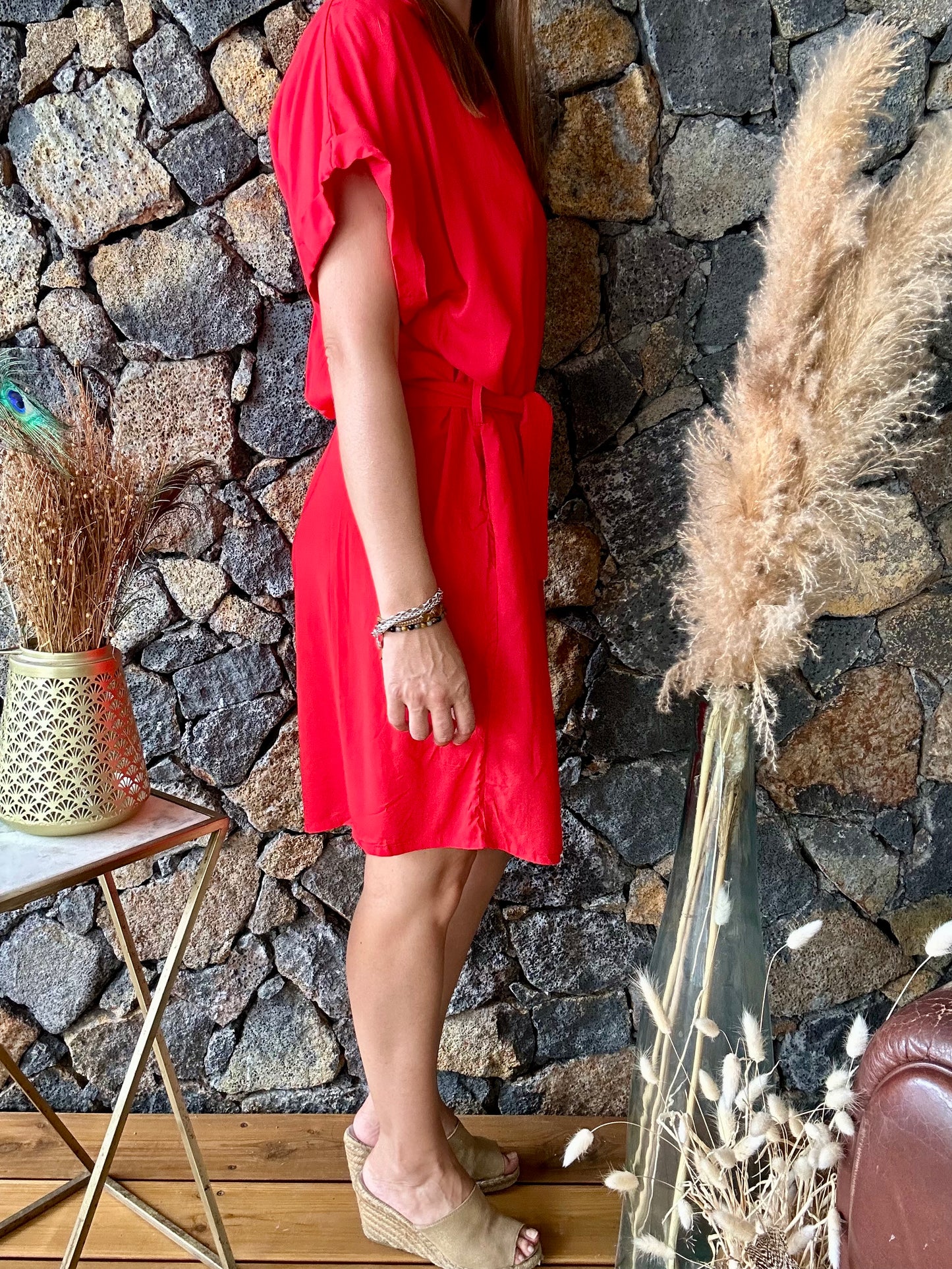 Robe en Viscose Rouge – une pièce élégante et durable disponible sur notre concept store 974 en ligne. Livraison rapide et gratuite à domicile à partir de 100€ d'achat. Découvrez notre mode responsable pour femme sur l'île de La Réunion.