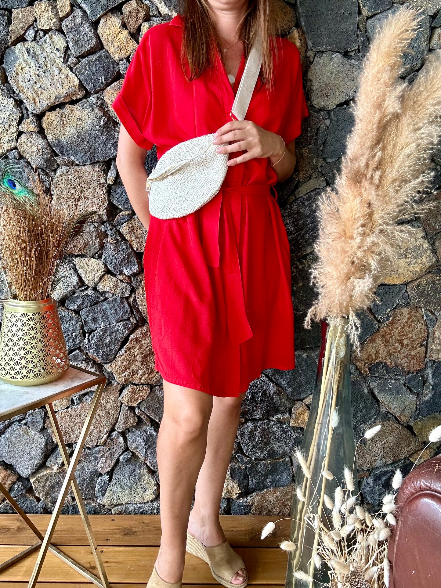 Découvrez notre robe rouge en viscose, en vente sur notre boutique en ligne à l'île de La Réunion. Vêtement en fibre semi-naturelle, pour un style chic et éthique. Livraison gratuite au showroom ou à domicile à partir de 100€ d'achat.