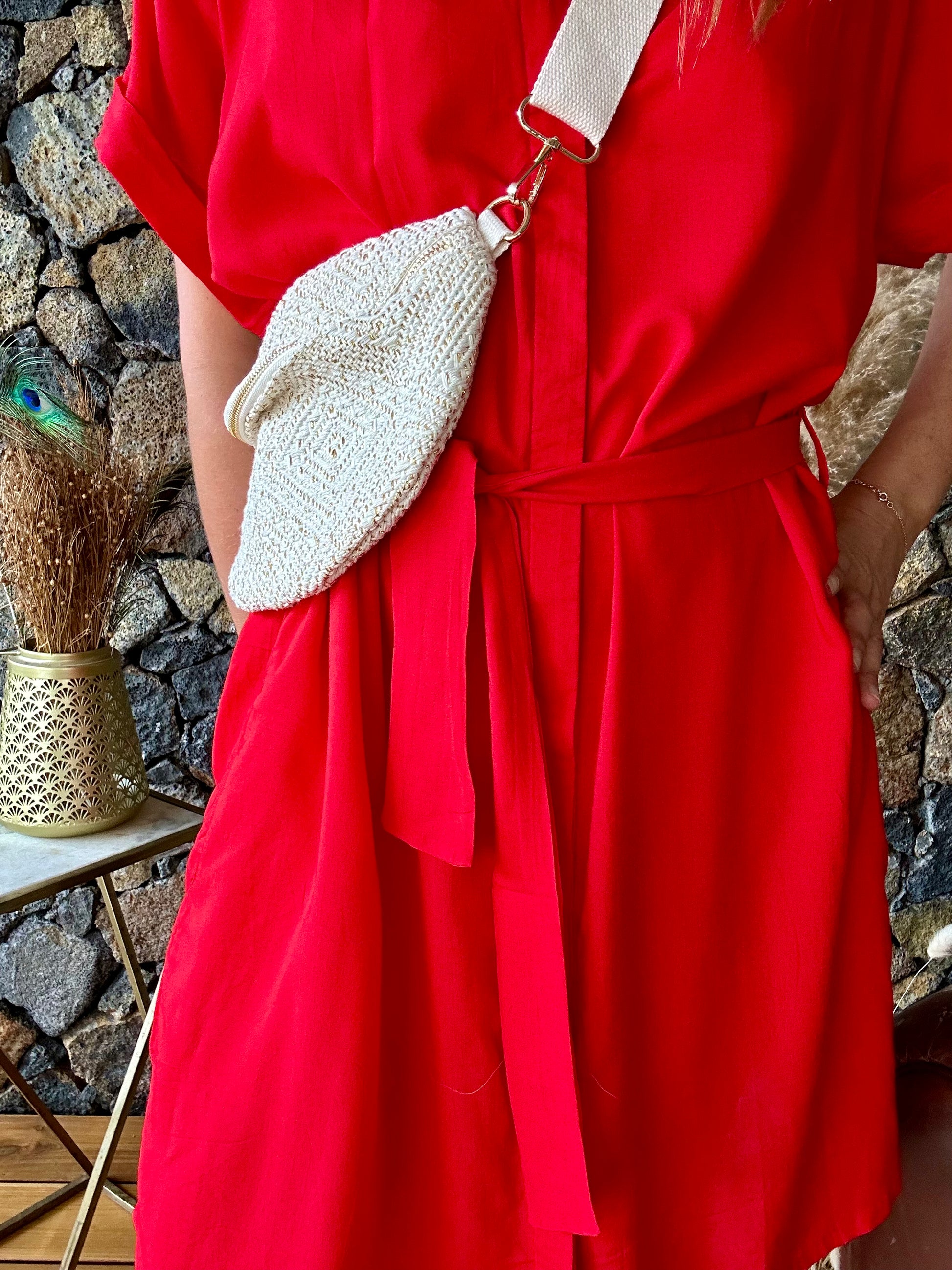 Robe Rouge en Fibre Semi-Naturelle à retrouver sur notre concept store 974 en ligne. Élégante et responsable, elle vous offre confort et style. Livraison rapide et gratuite à domicile ou au showroom pour les commandes à partir de 100€.