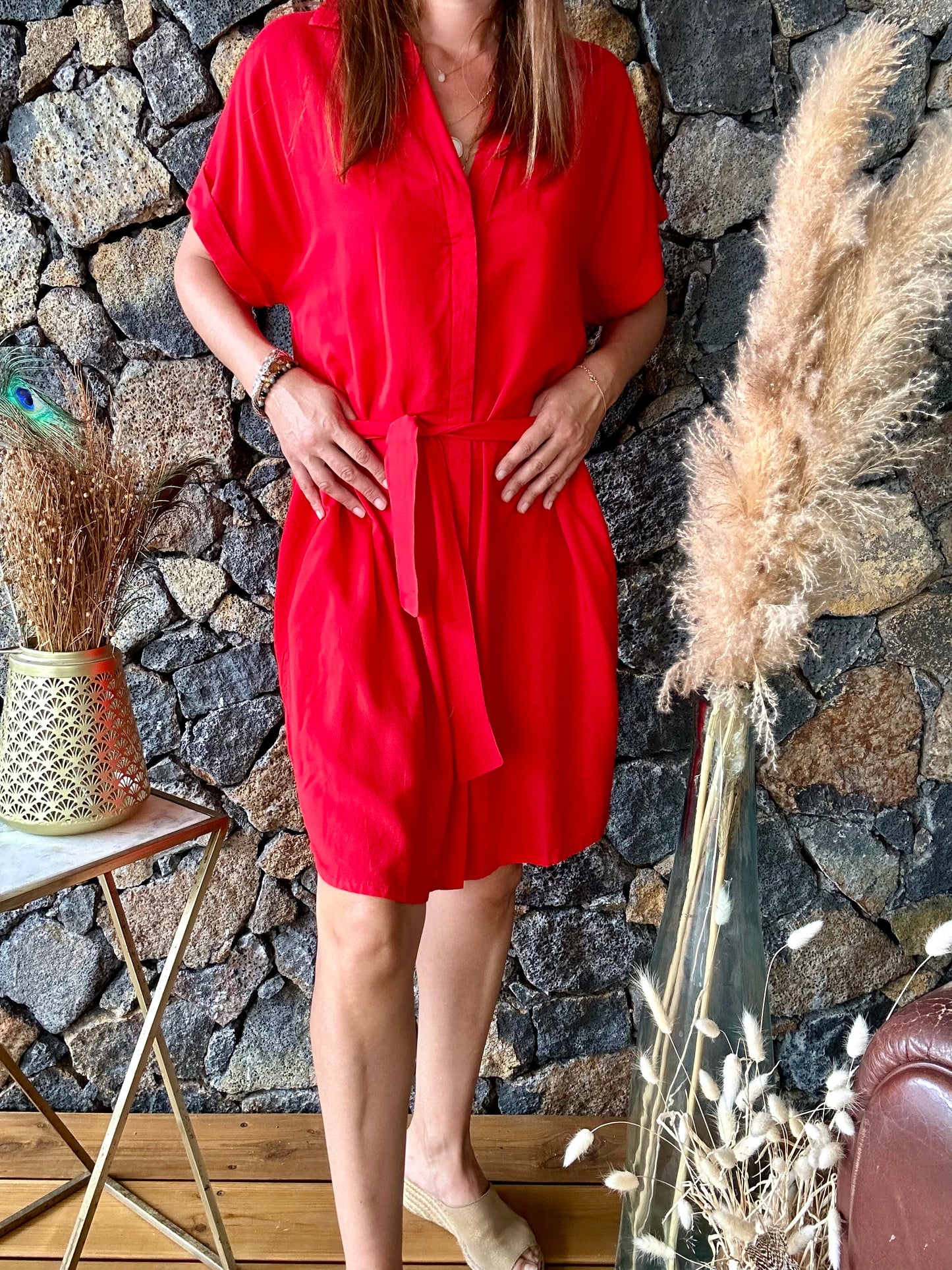 Robe en Viscose Rouge, disponible sur notre boutique en ligne sur l'île de La Réunion. Mode responsable avec des fibres semi-naturelles, livraison gratuite au showroom ou à domicile dès 100€ d'achat. Découvrez-la dans notre concept store 974 en ligne.